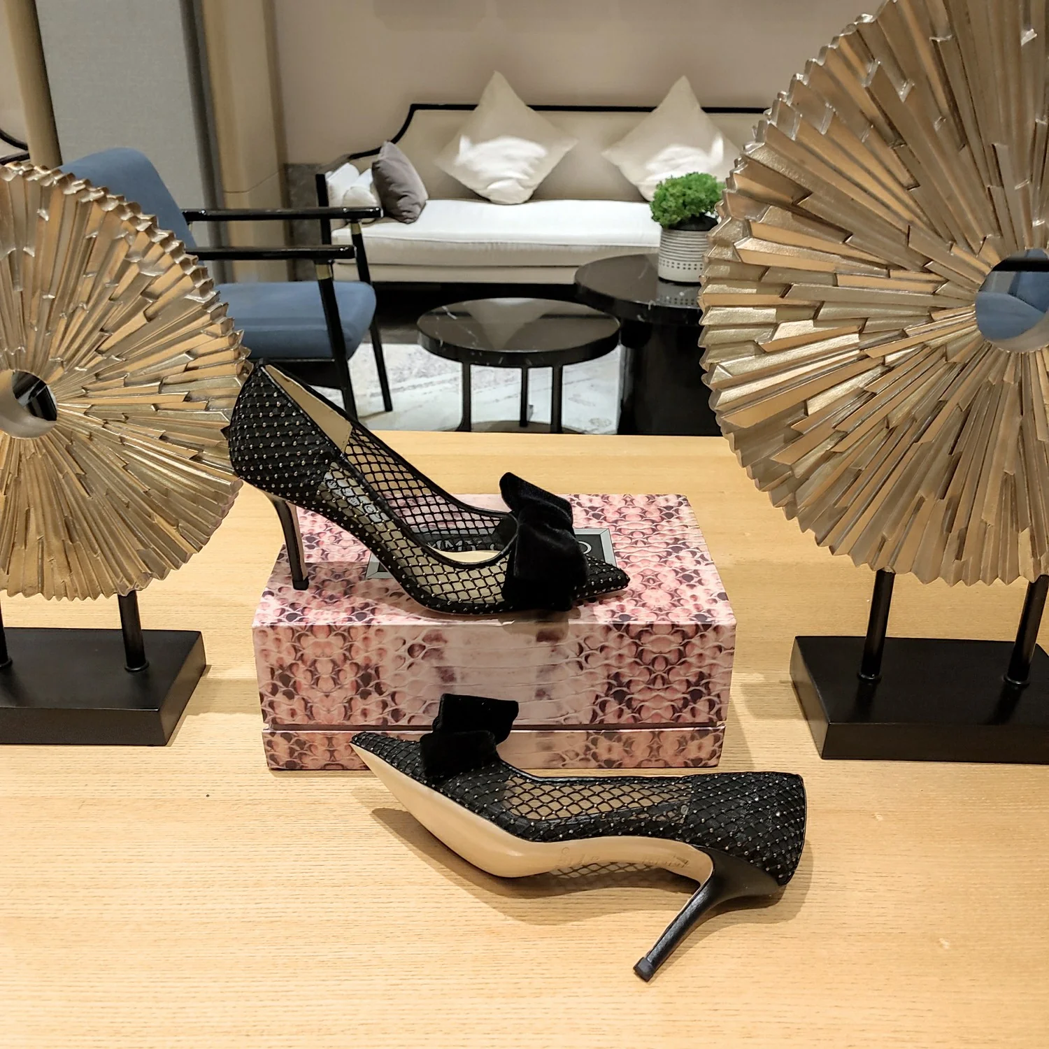 Jimmy - Туфли на высоком каблуке с сетчатыми вставками и стразами.