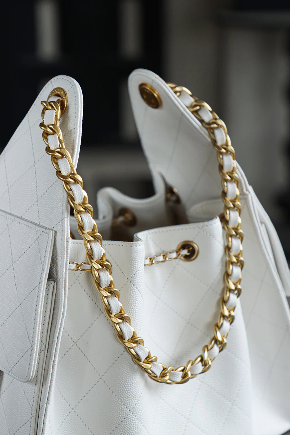 Сумка-хобо Chanel 25c Hippie, белая, маленькая, с золотой пряжкой.