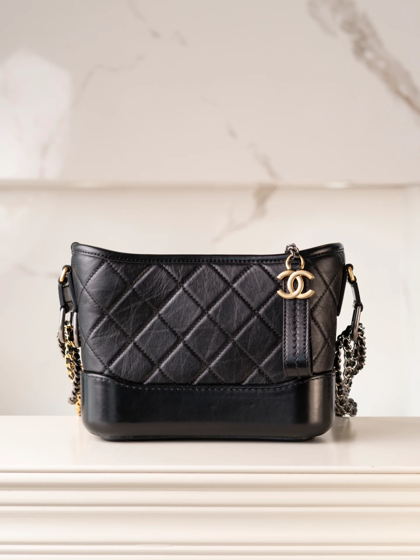 Классическая маленькая сумка-хобо Chanel - черная