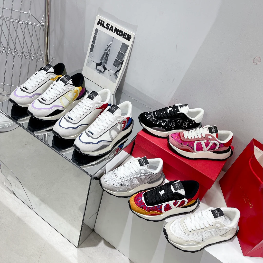 Новинка сезона весна/лето 2022 от Valentino - Замшевые кроссовки с кружевом и сеткой - Унисекс - Оранжево-красные