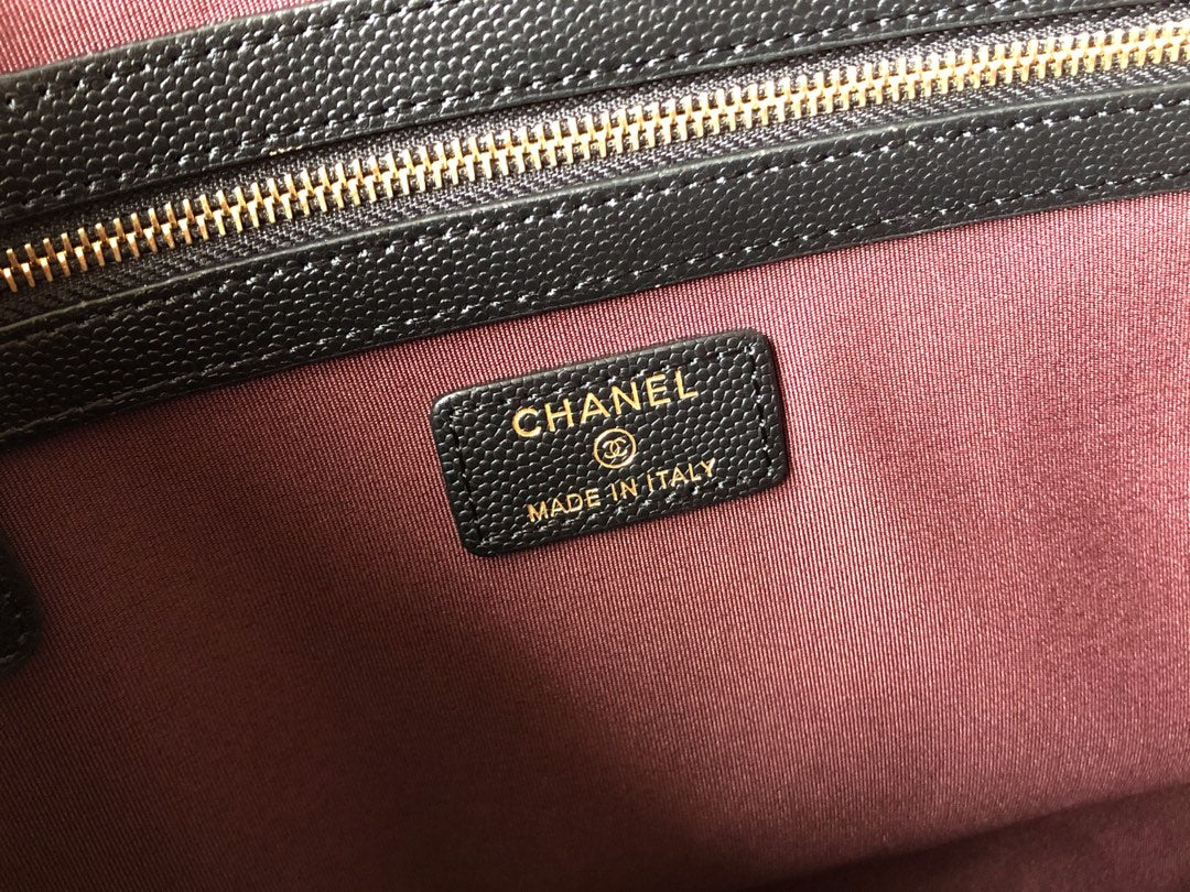 Большая сумка-клатч Chanel с золотой фурнитурой