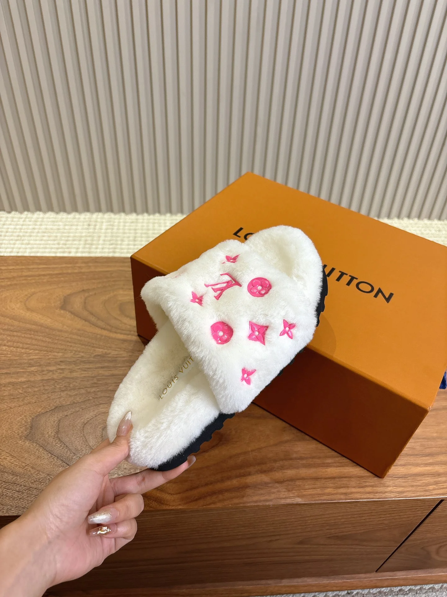 LV-2024 Шерстяные тапочки - Белые