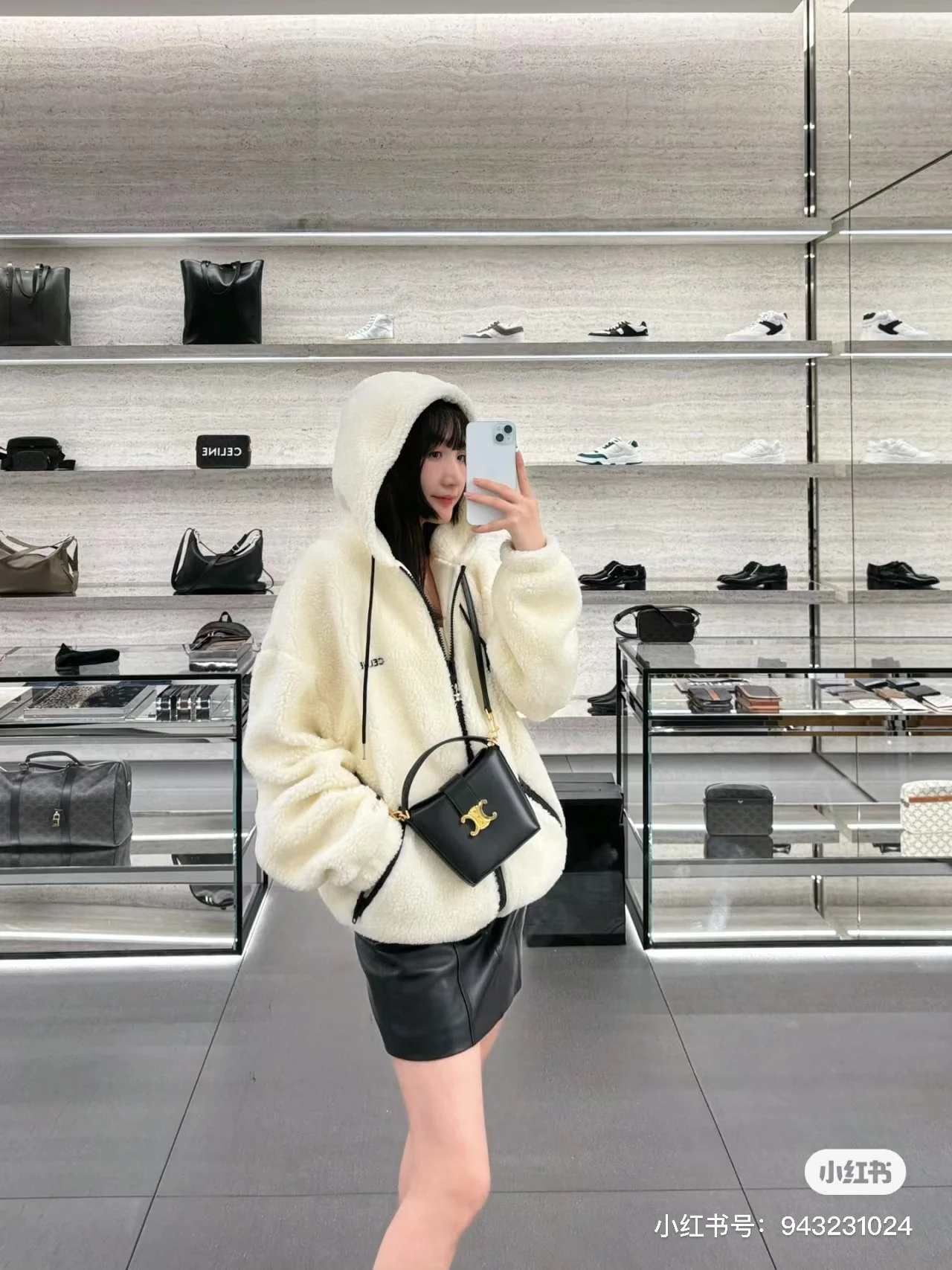 Миниатюрная кожаная сумка-ведро Celine Triomphe - черная