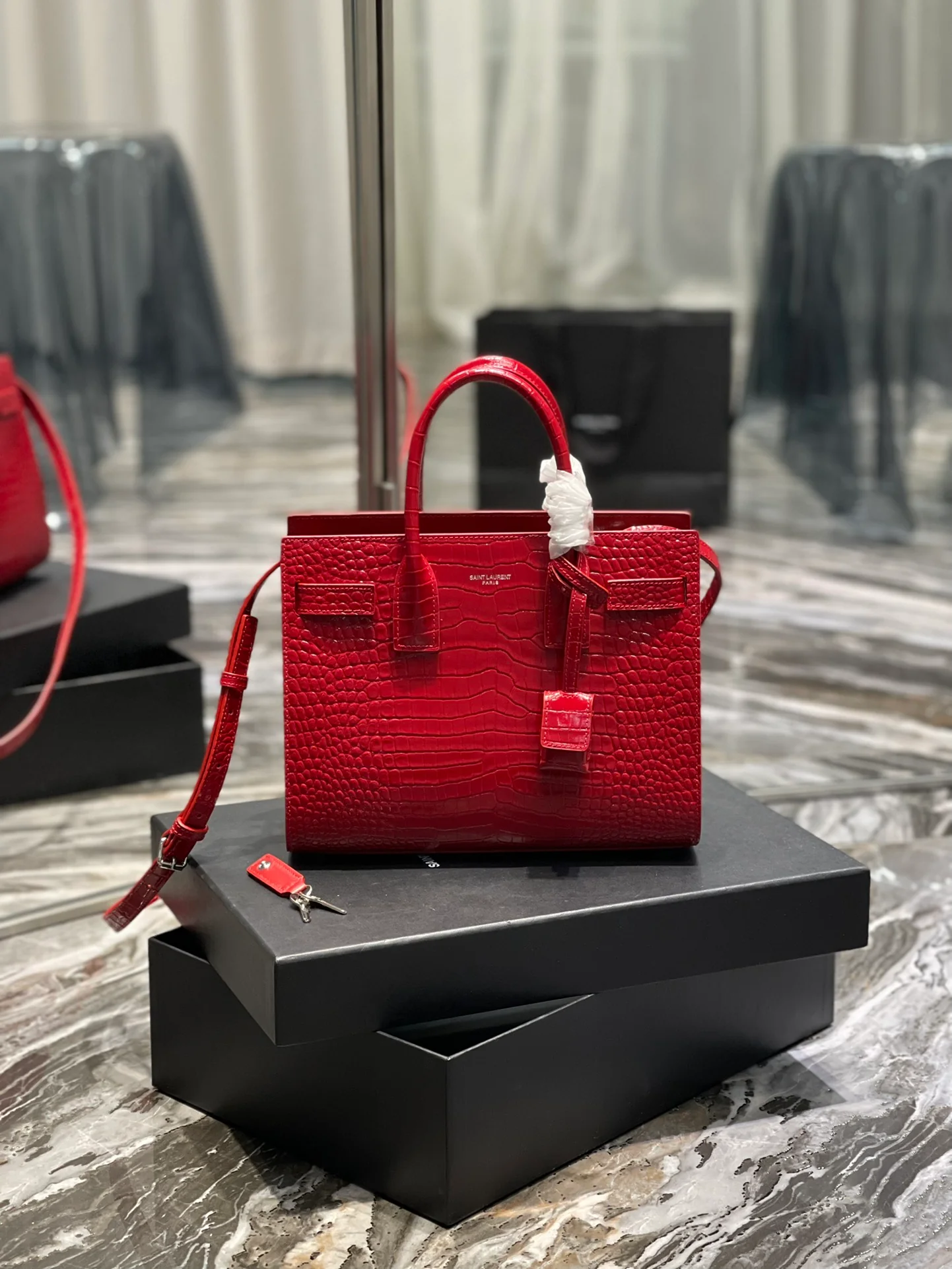 Сумка-мессенджер YSL Sac-de-jour с тиснением под крокодиловую кожу - красная