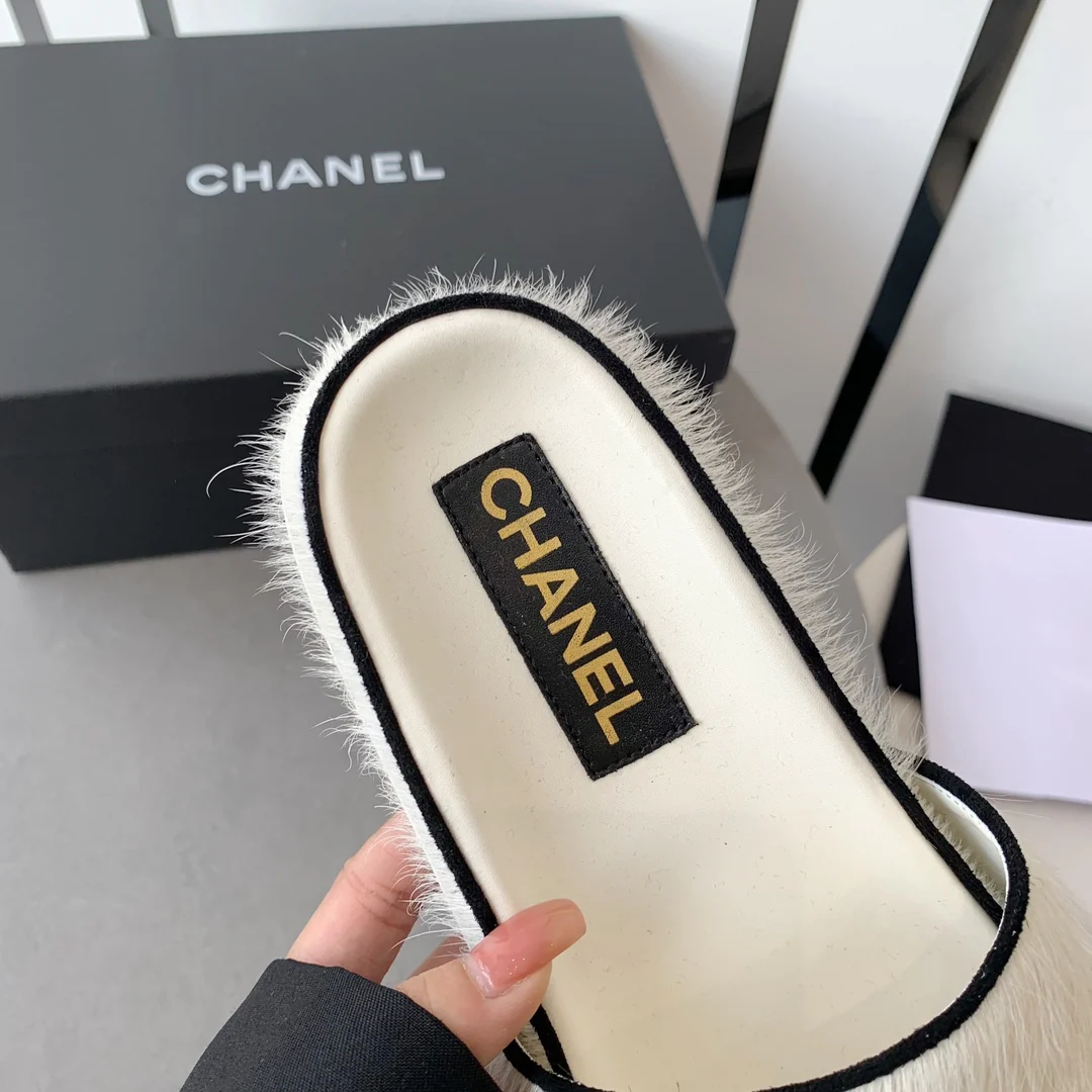 Новинка сезона осень/зима 2022 от Chanel - Тапочки из овечьей шерсти - Белые