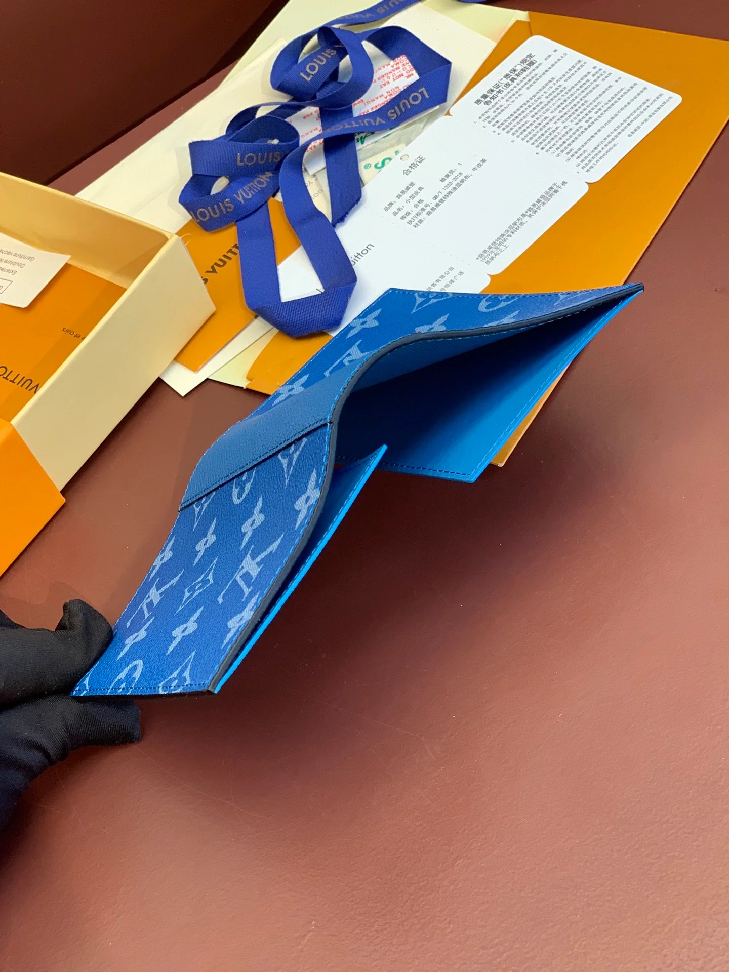 LV-m31030-Держатель для паспорта