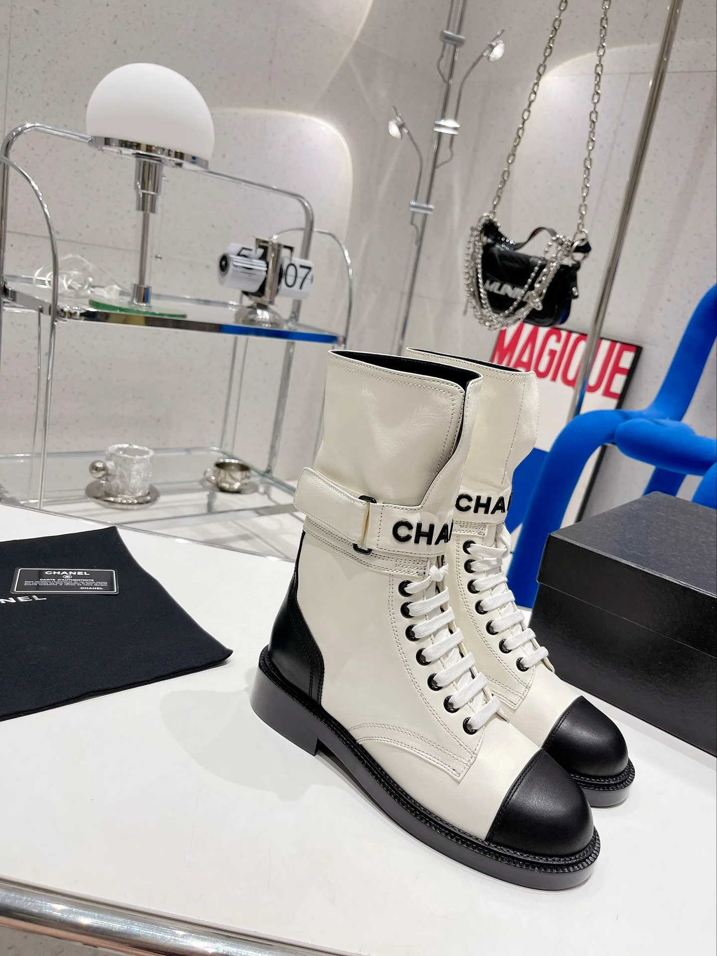 Новинка сезона осень/зима 2022 от Chanel — Ботинки Dr. Martens на шнуровке — Белые
