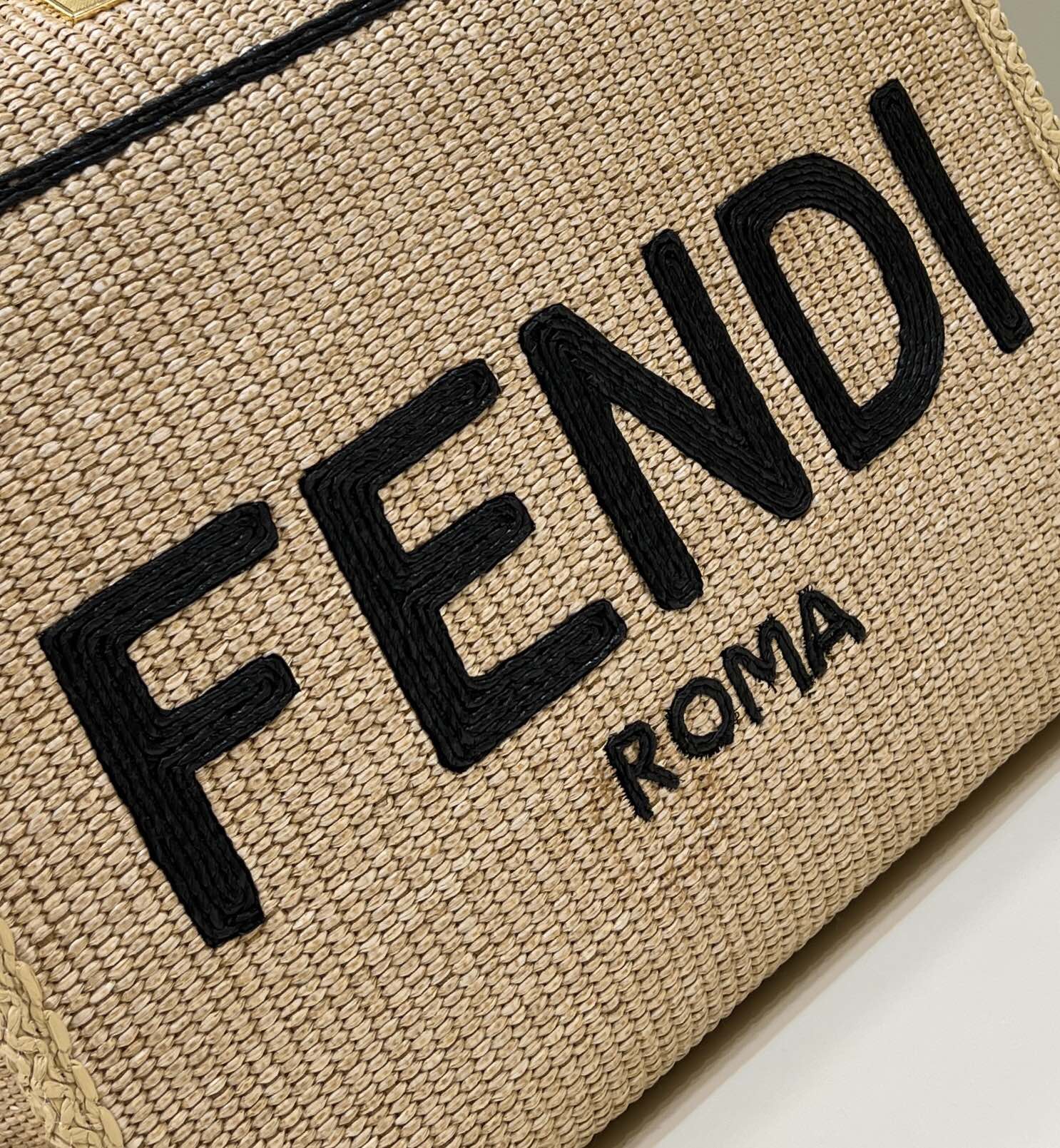 Сумка-шоппер Fendi Sunshine ручной работы из соломы