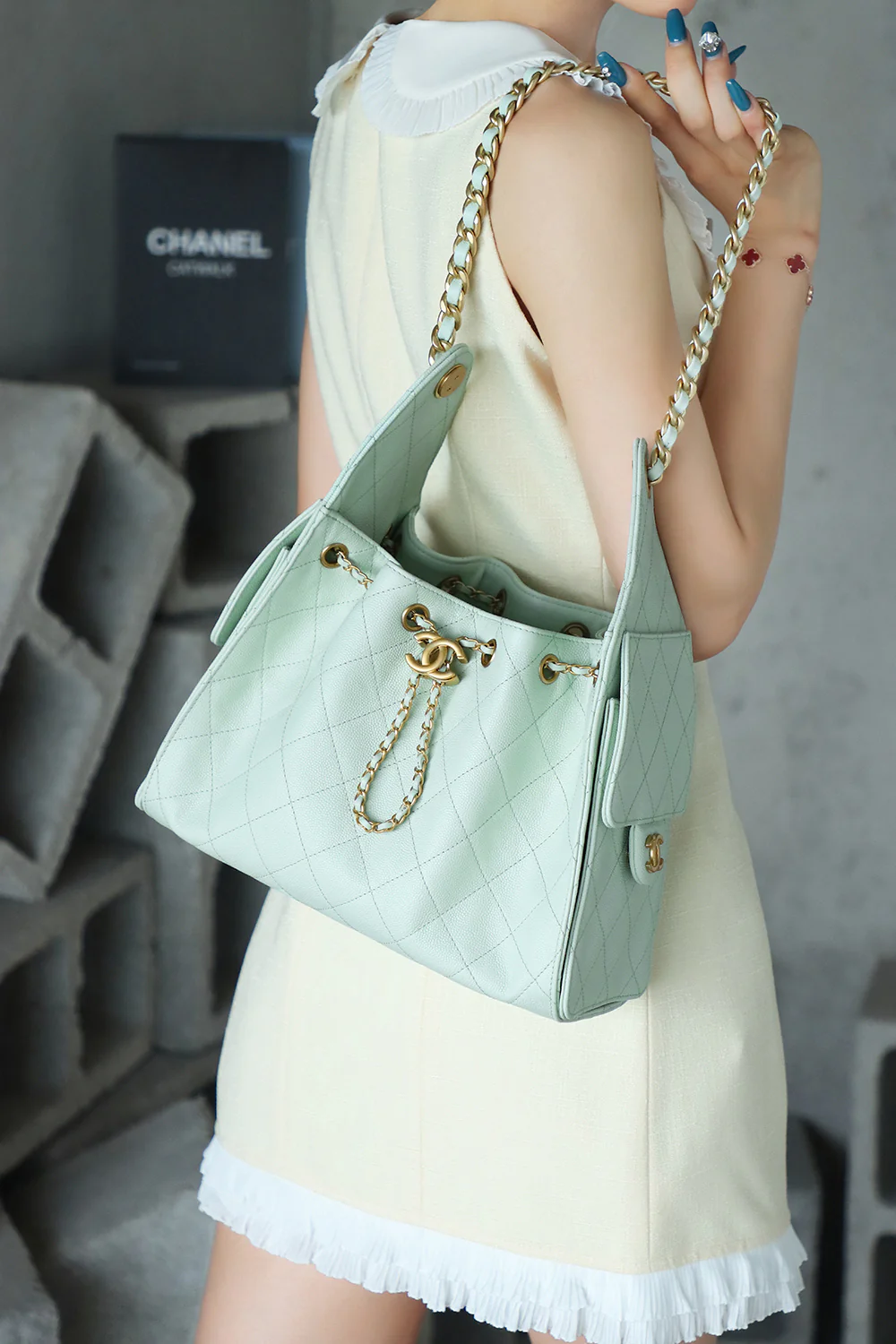 Сумка-хобо Chanel 25c Hippie, маленькая, мятно-зеленая, с золотой пряжкой.