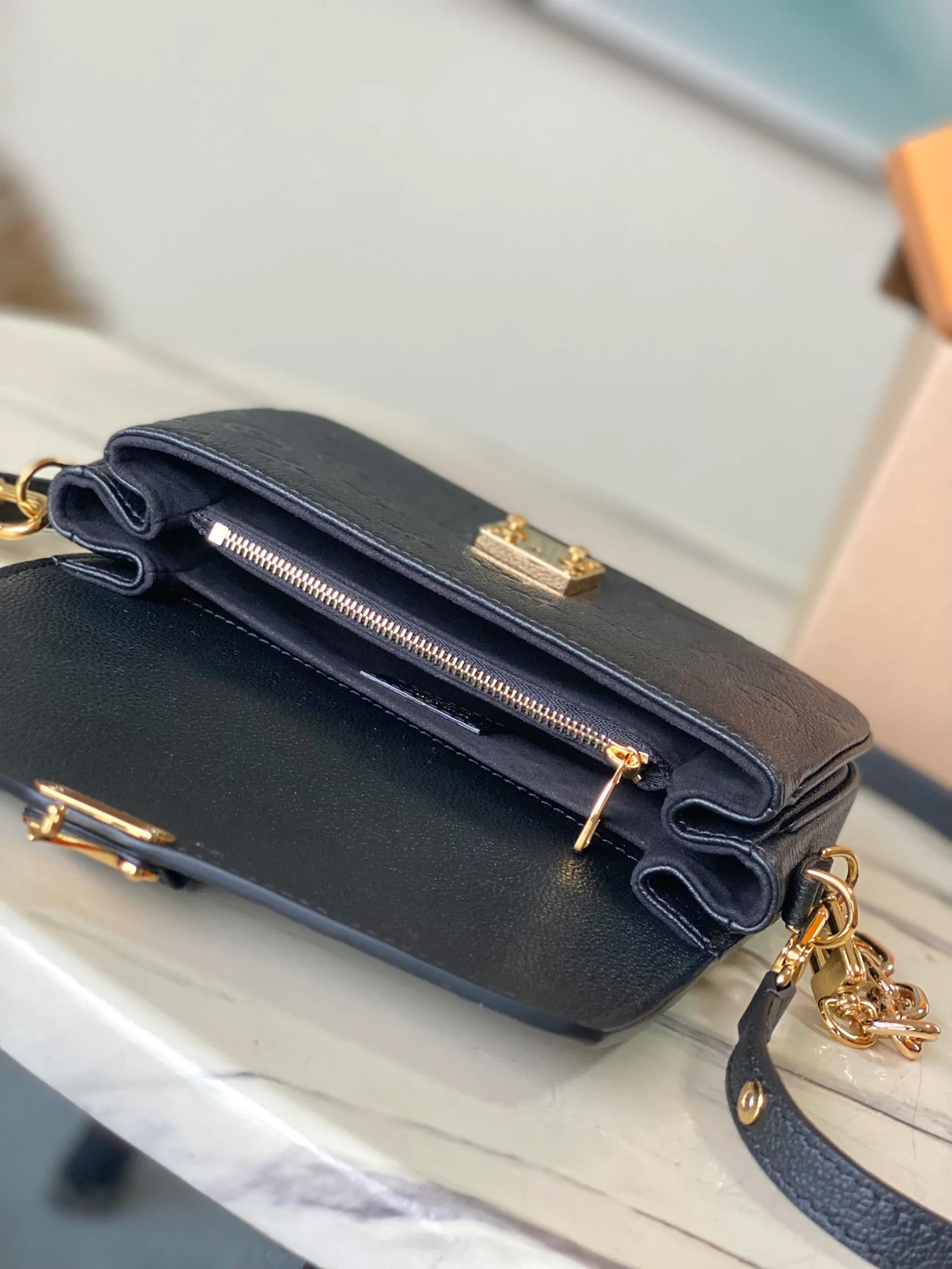 m46595-LV-pochette-metis-east-west-black