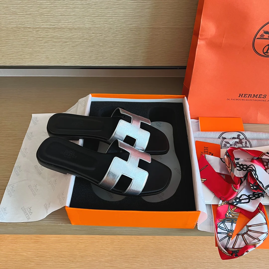 Классические домашние тапочки Hermes H - Верх из однотонной кожи - Подошва, полностью закрывающая тапочки - Серебристый/Черный