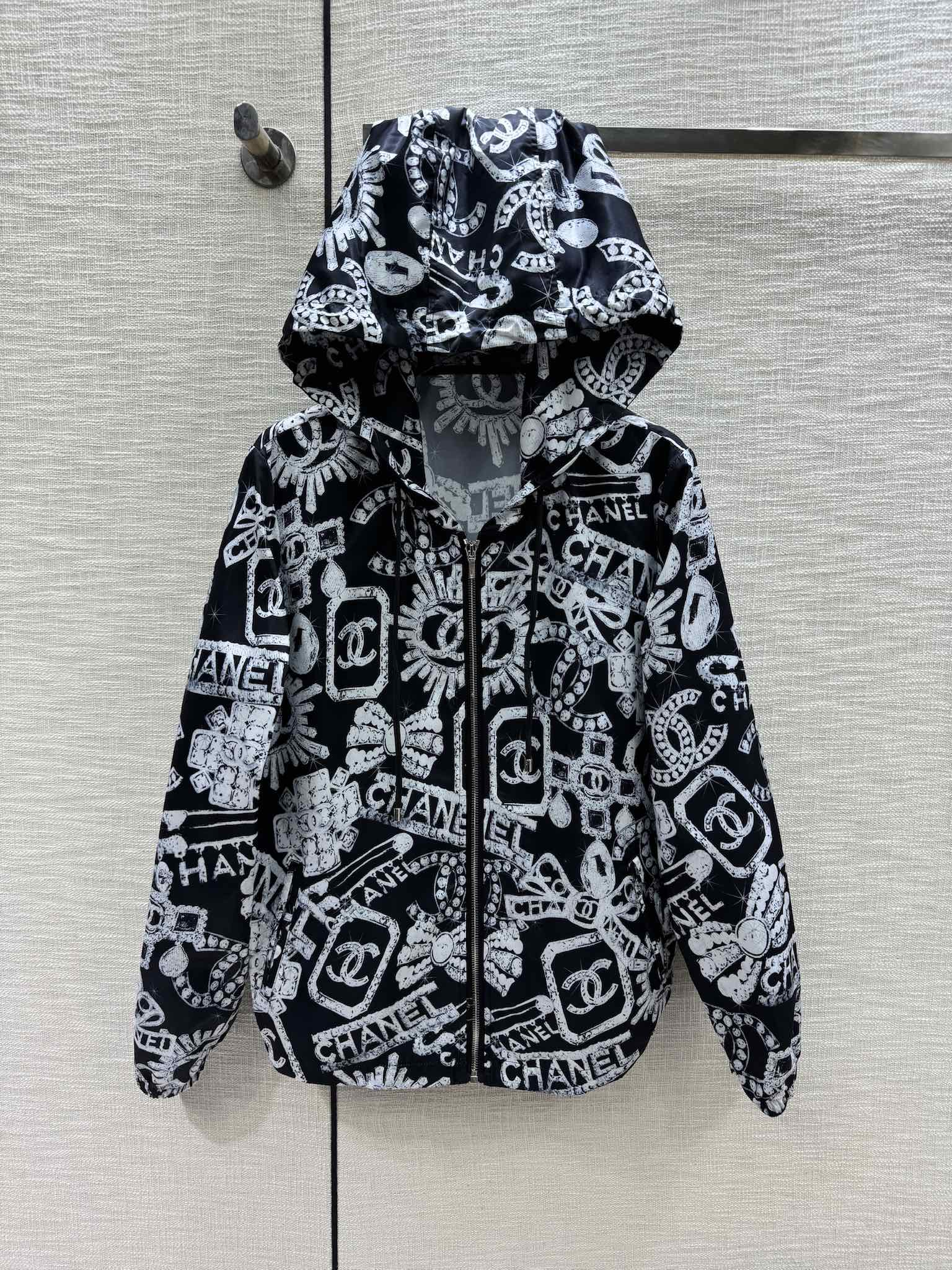 Куртка Chanel 2403 с капюшоном, напечатанная на 3D-принтере.
