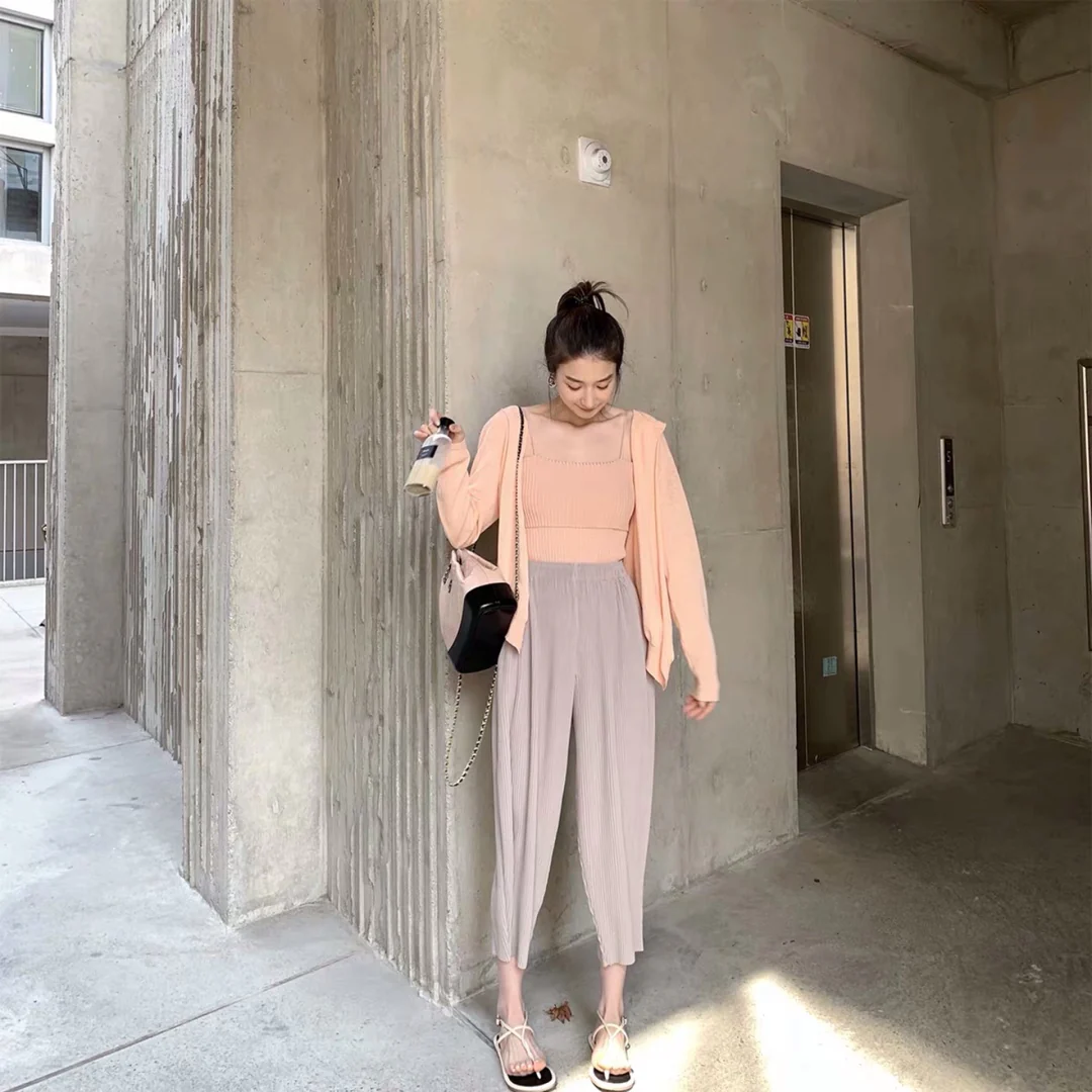 Маленький рюкзак-хобо Chanel — бежевый и черный.