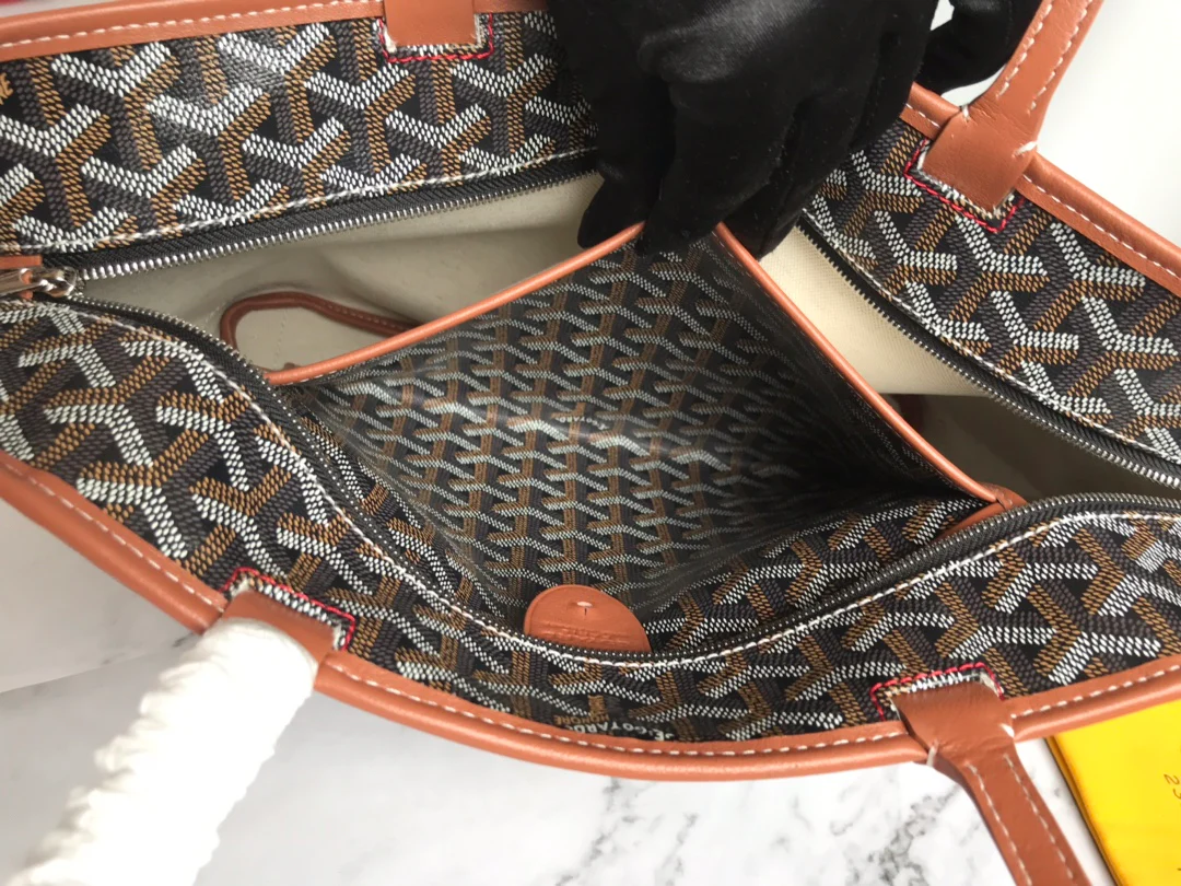 Маленькая сумка-тоут Goyard на молнии - темно-коричневая.