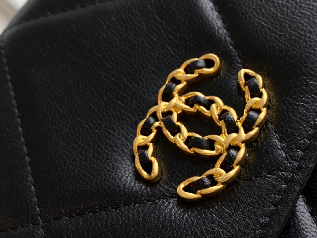 Chanel - Коллекция 19 WOC - Черный с золотой пряжкой