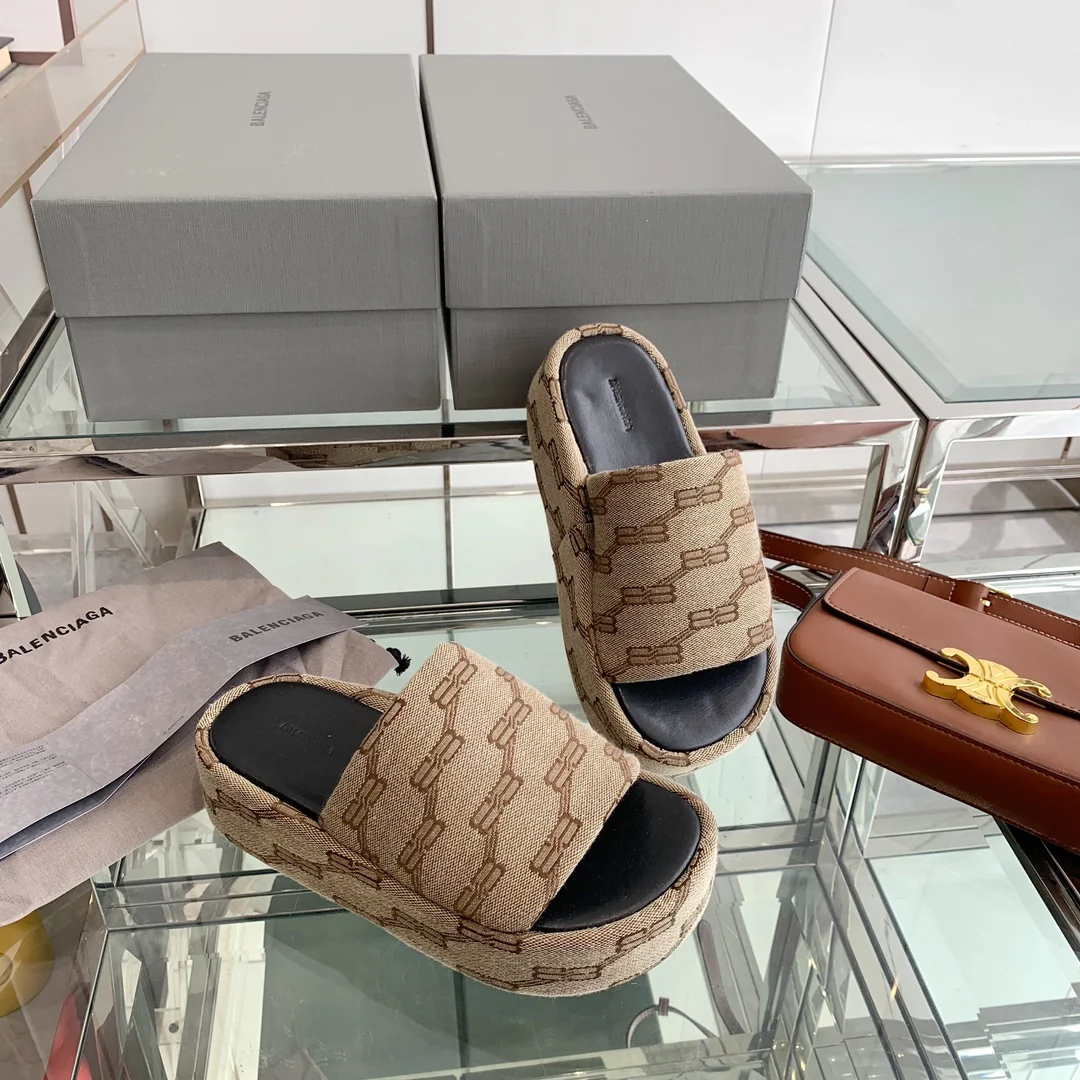 Новинка сезона весна/лето 2023 от Balenciaga - Тапочки на платформе с вышивкой - Коричневые