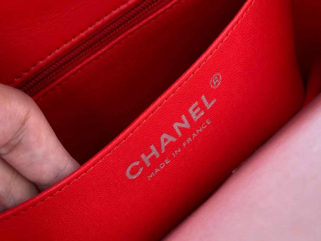 Сумка Chanel CF из коллекции весна/лето 2019 — квадратная сумка-квадрат — из овечьей кожи — красная с серебряными пряжками — 17 см