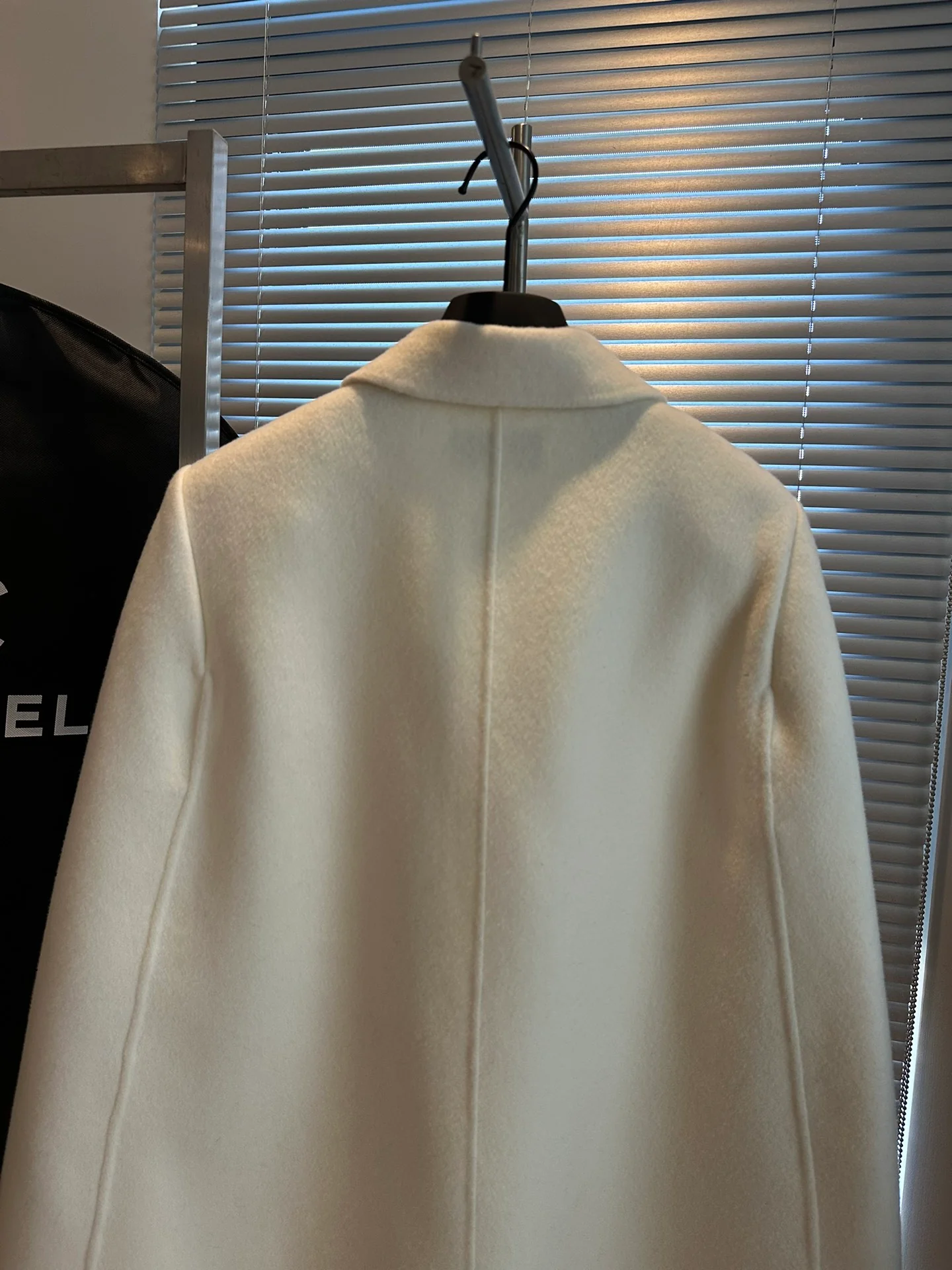 Chanel 2403 - Элегантный шерстяной костюм с высококачественной накидкой - Белый