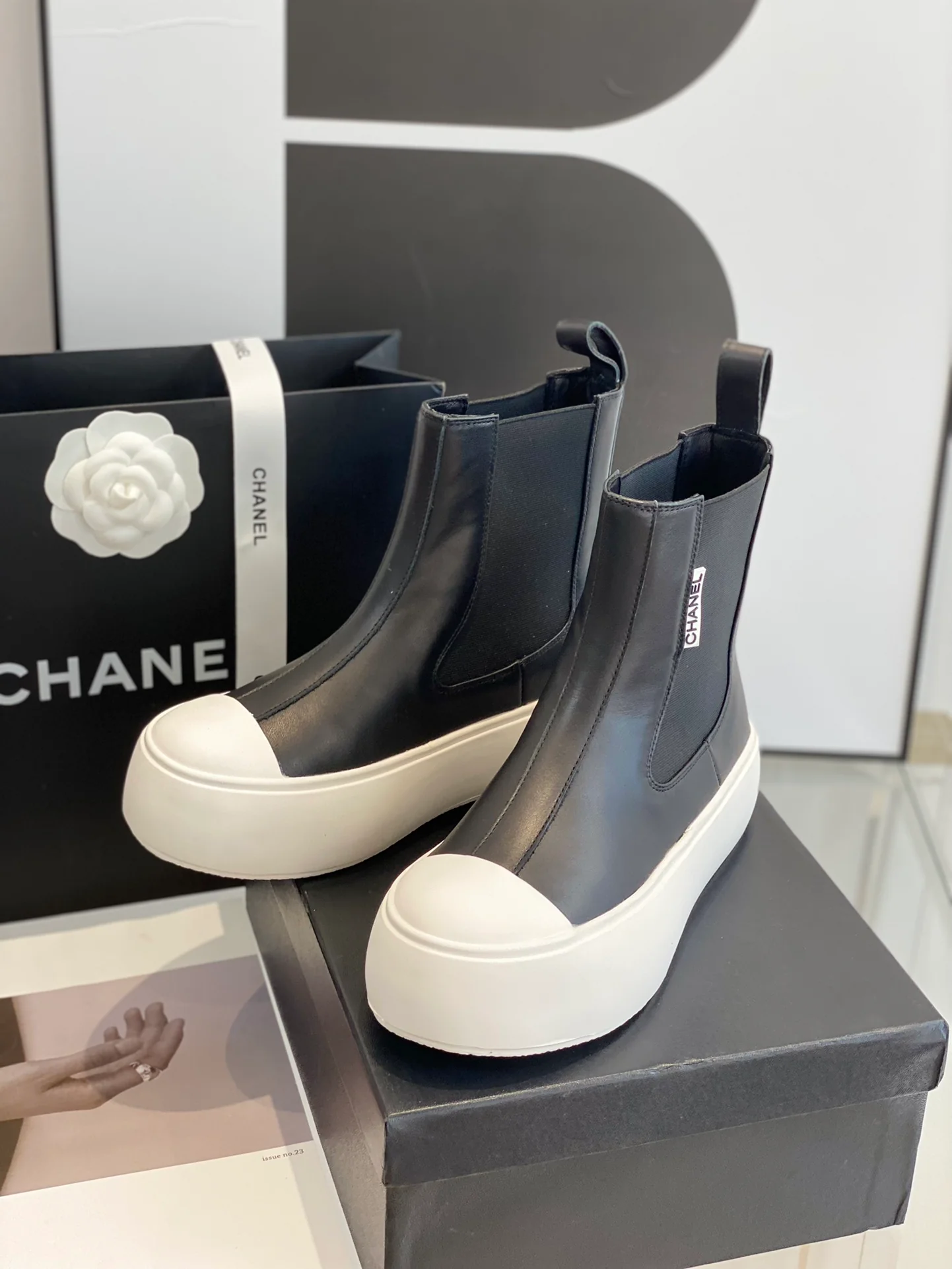 Повседневные высокие туфли на платформе от Chanel