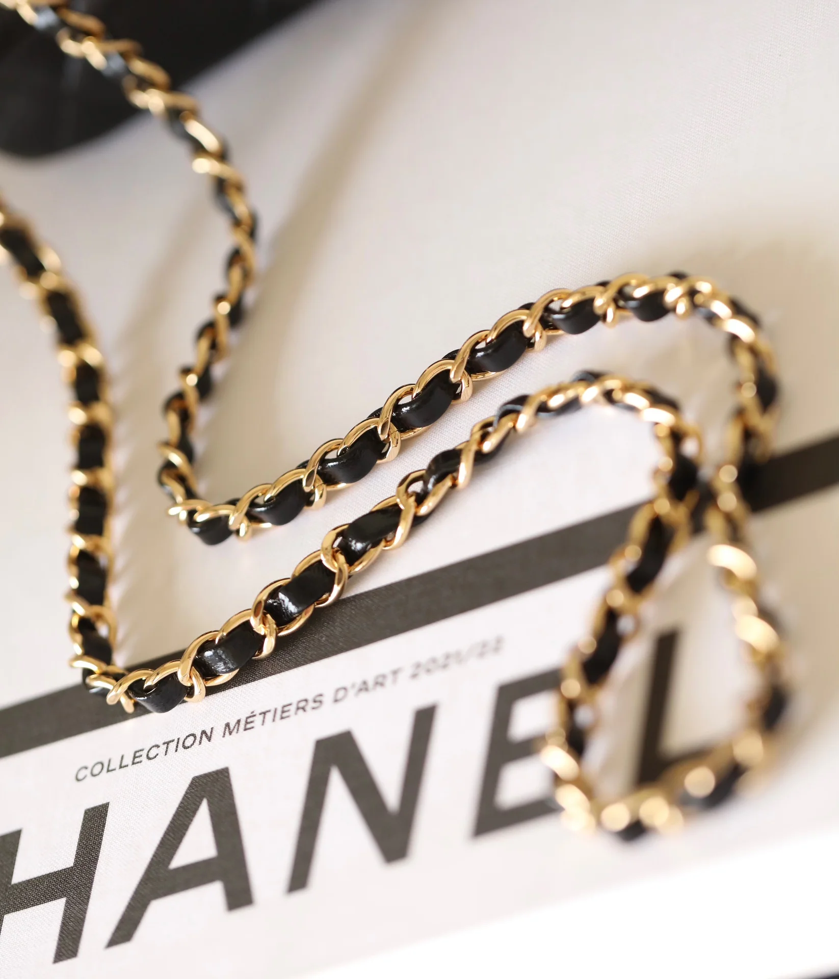 Маленькая черная сумка Chanel с клапаном и поворотной ручкой.