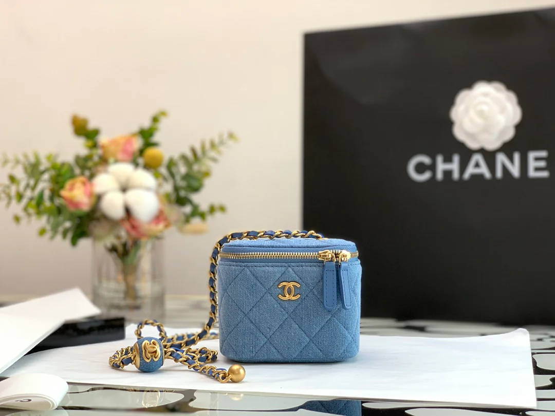 Маленькая квадратная коробочка Chanel Denim Gold Ball, светло-голубая.