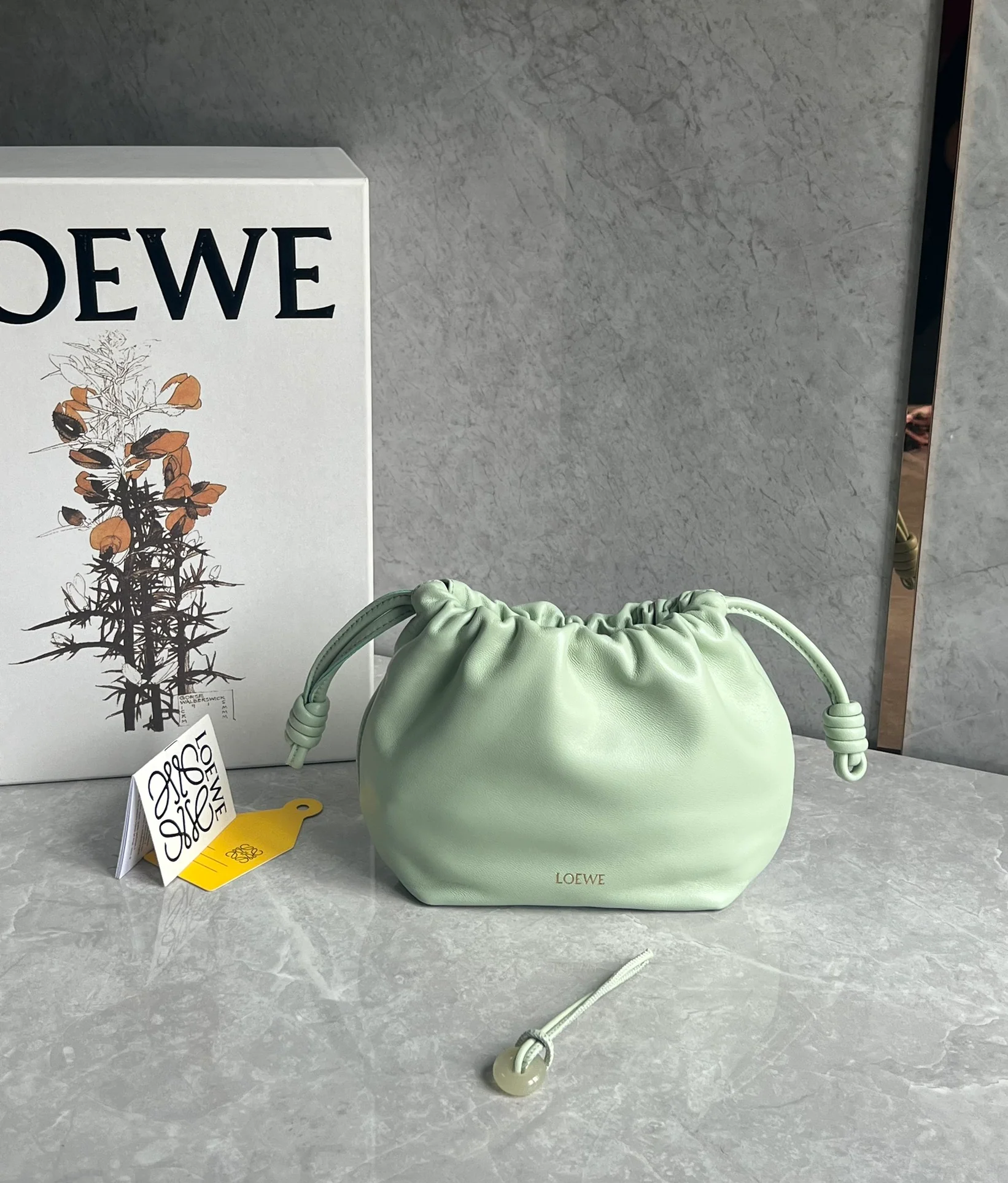 Кожаная сумка Loewe Flamenco - изумрудно-зеленого цвета.