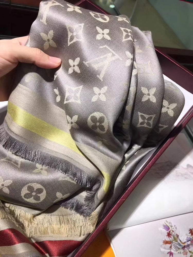 Шелковый шарф LV-140 Monogram — модель высшего класса с исключительно мягкой текстурой — 1