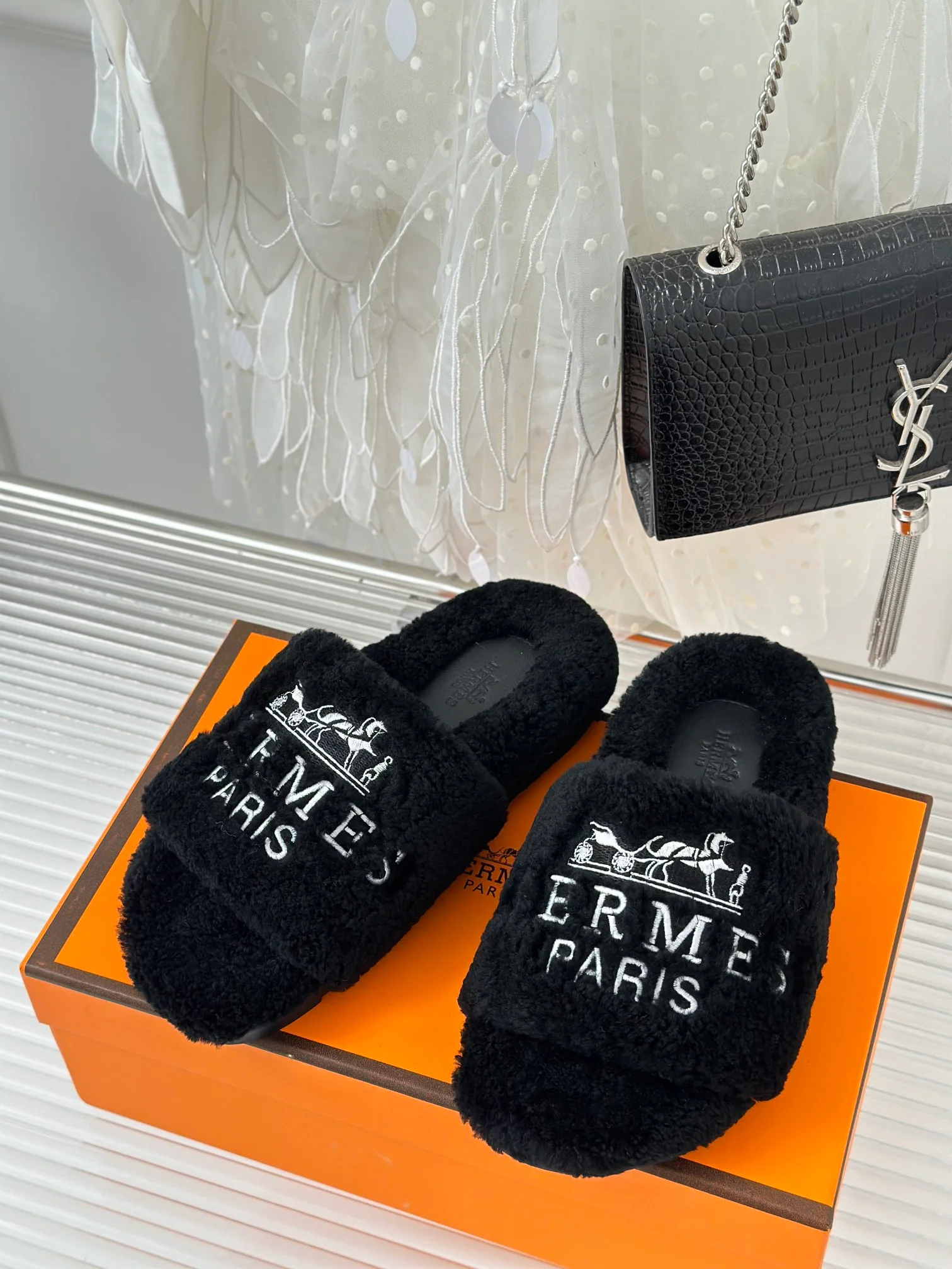 Новинка сезона осень/зима 2023 от Hermes - Меховые тапочки - Черные