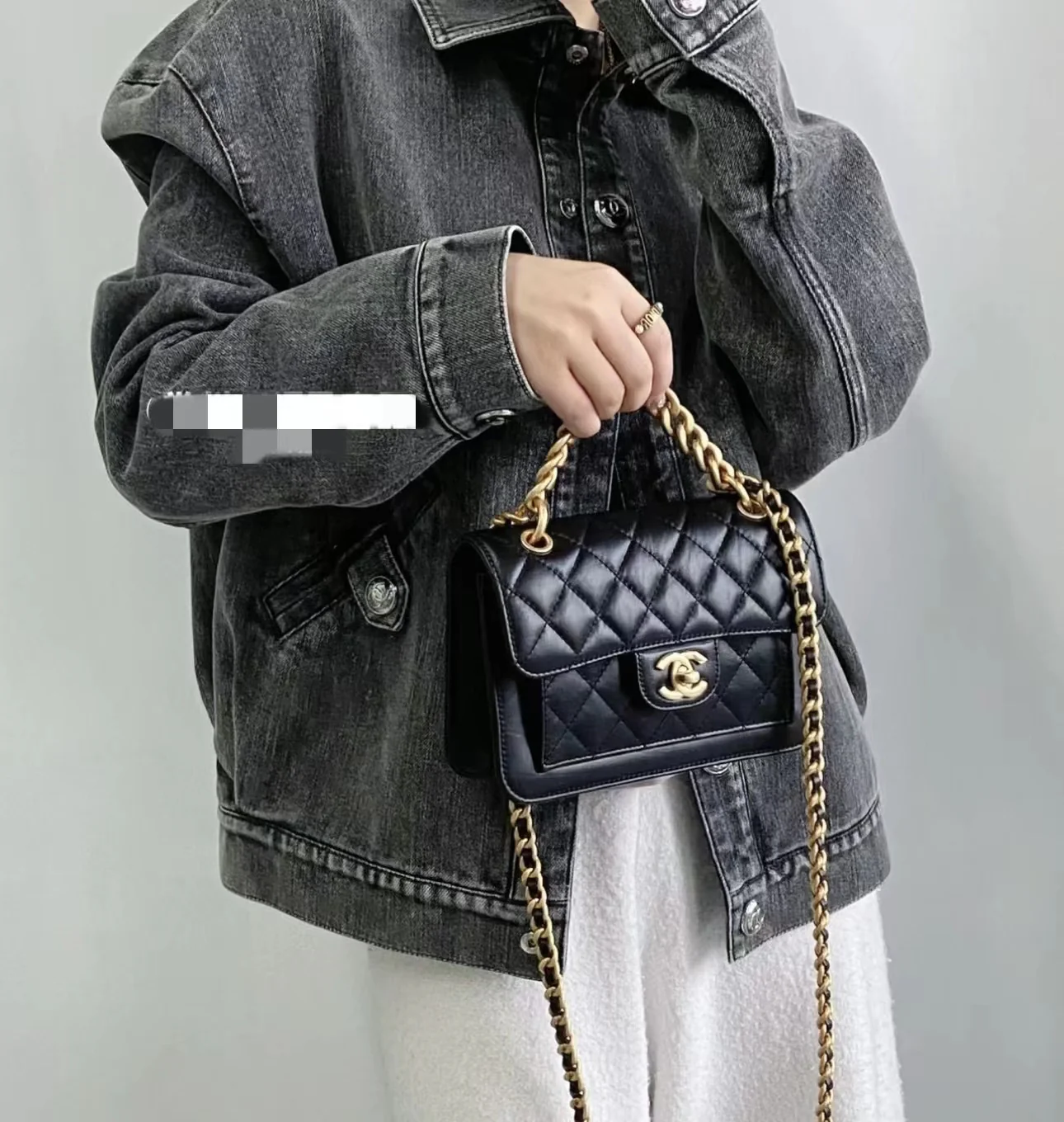 Новинка сезона весна/лето 2023 от Chanel - кожаная сумка Tofu Reissue - фотографии в действии.