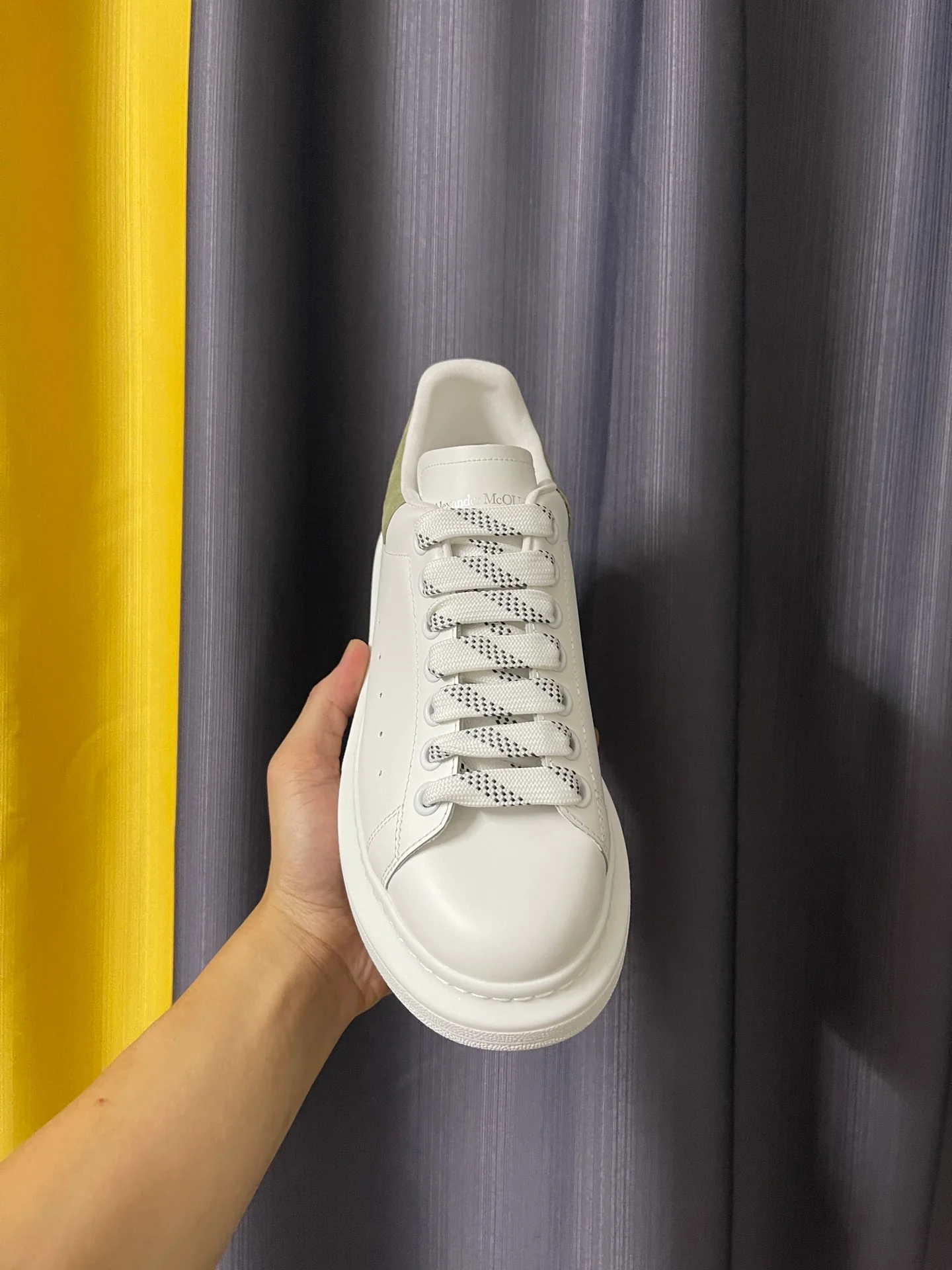 Классические белые кроссовки McQueen - унисекс - новый цвет - бархатная пятка травянисто-зеленого цвета