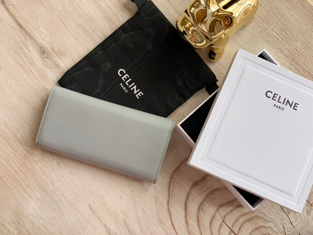 Celine TRIOMPHE 大号亮泽光滑羊皮革翻盖长夹
