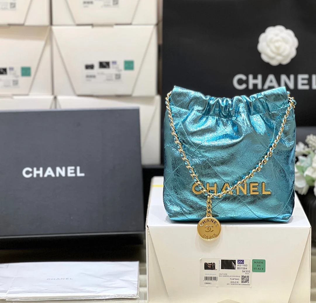 Миниатюрная сумка Chanel 22 из металлизированной кожи синего цвета.