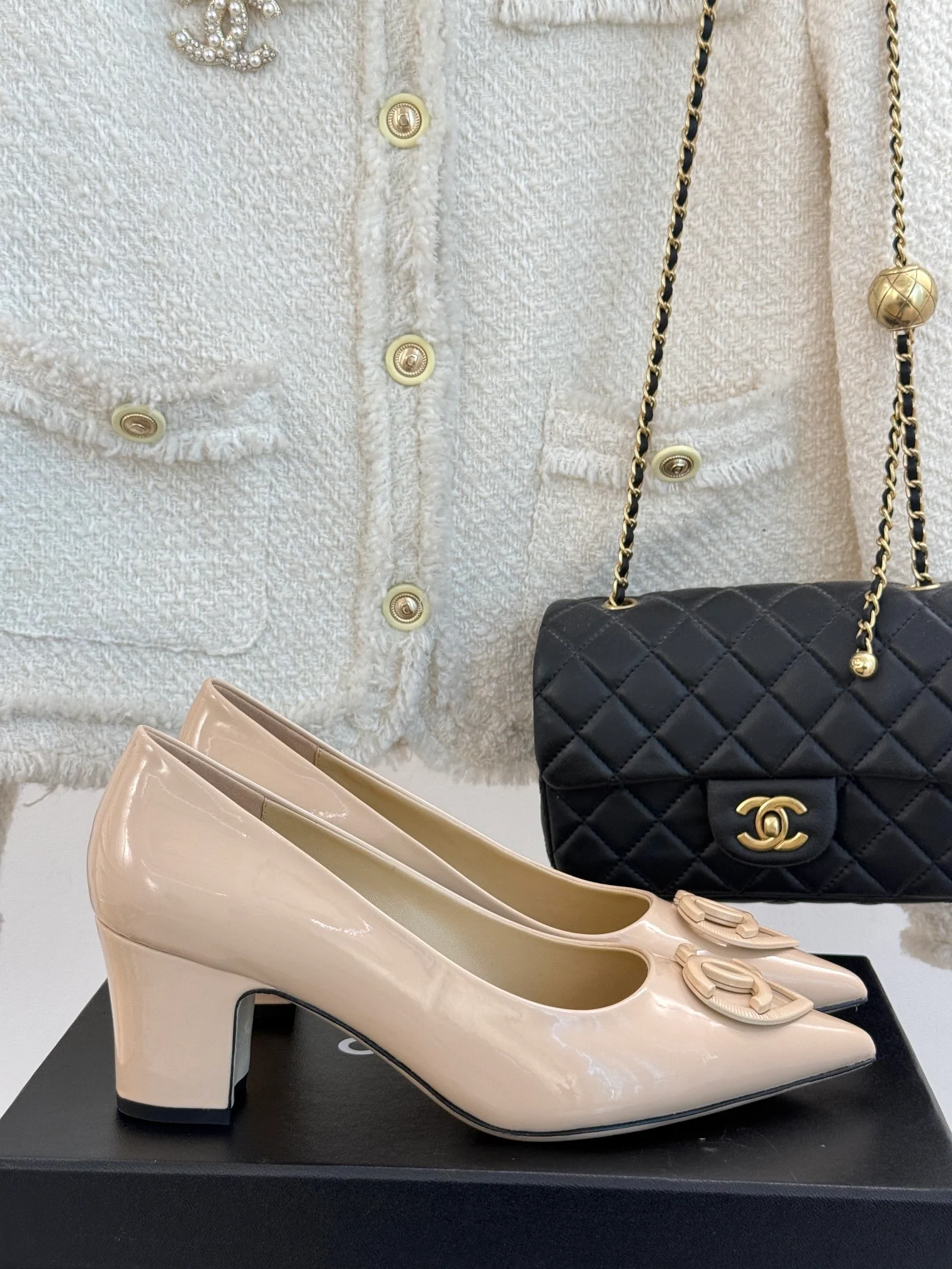 Туфли Chanel 2024 в форме сердца с острым носком на низком каблуке - абрикосового цвета.