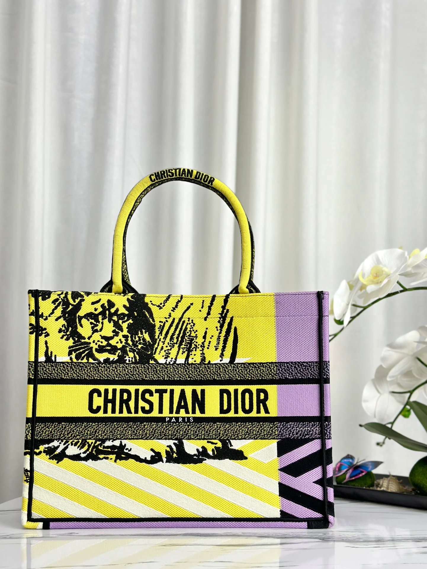 Сумка-тоут Dior с изображением желтого льва — средний размер.