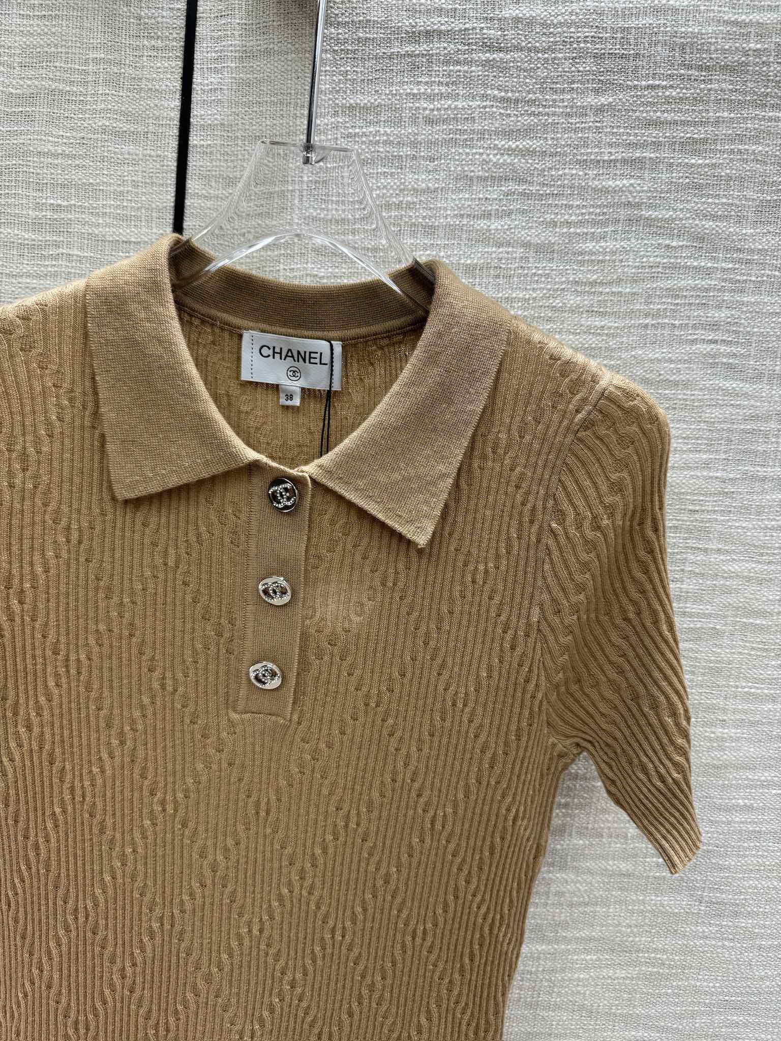 Футболка-поло Chanel 2403 с короткими рукавами и цветовыми блоками, трикотажная, кофейно-коричневый цвет.