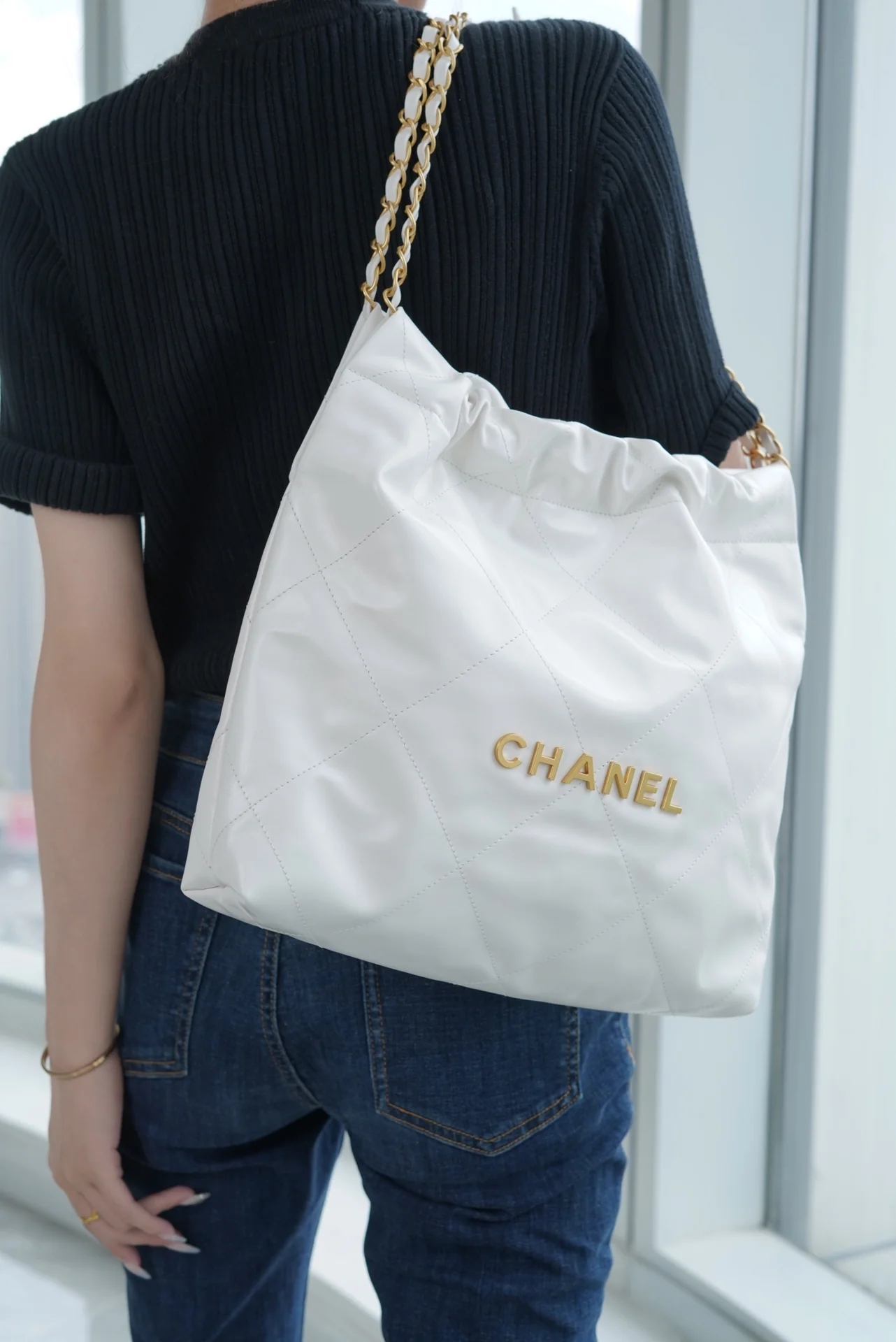 Сумочка Chanel No. 22 — маленькая, из белого золота.