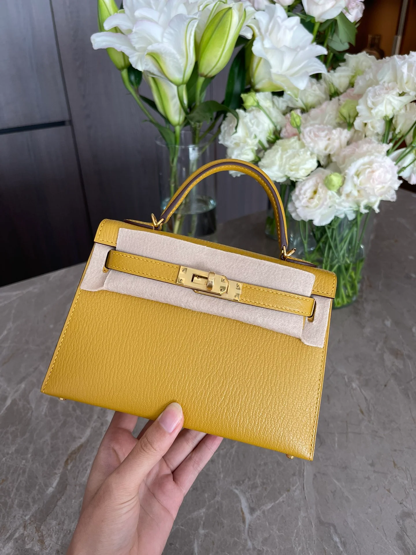 Мини-сумка Hermes Kelly 2-го поколения, 19 см, из козьей кожи 9D, янтарно-желтая с золотой пряжкой.