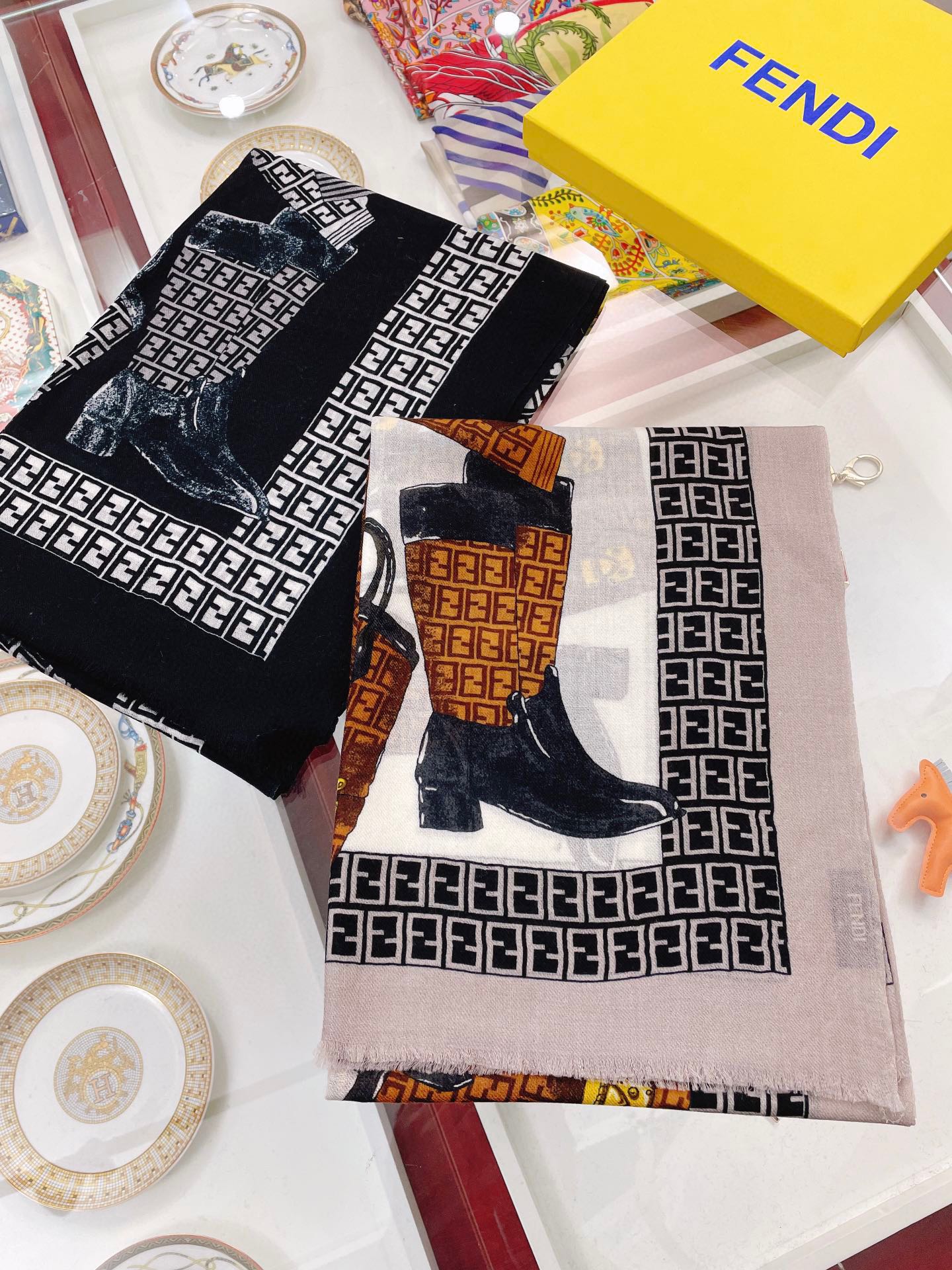 Кашемировый шарф Fendi - большой квадратный шарф