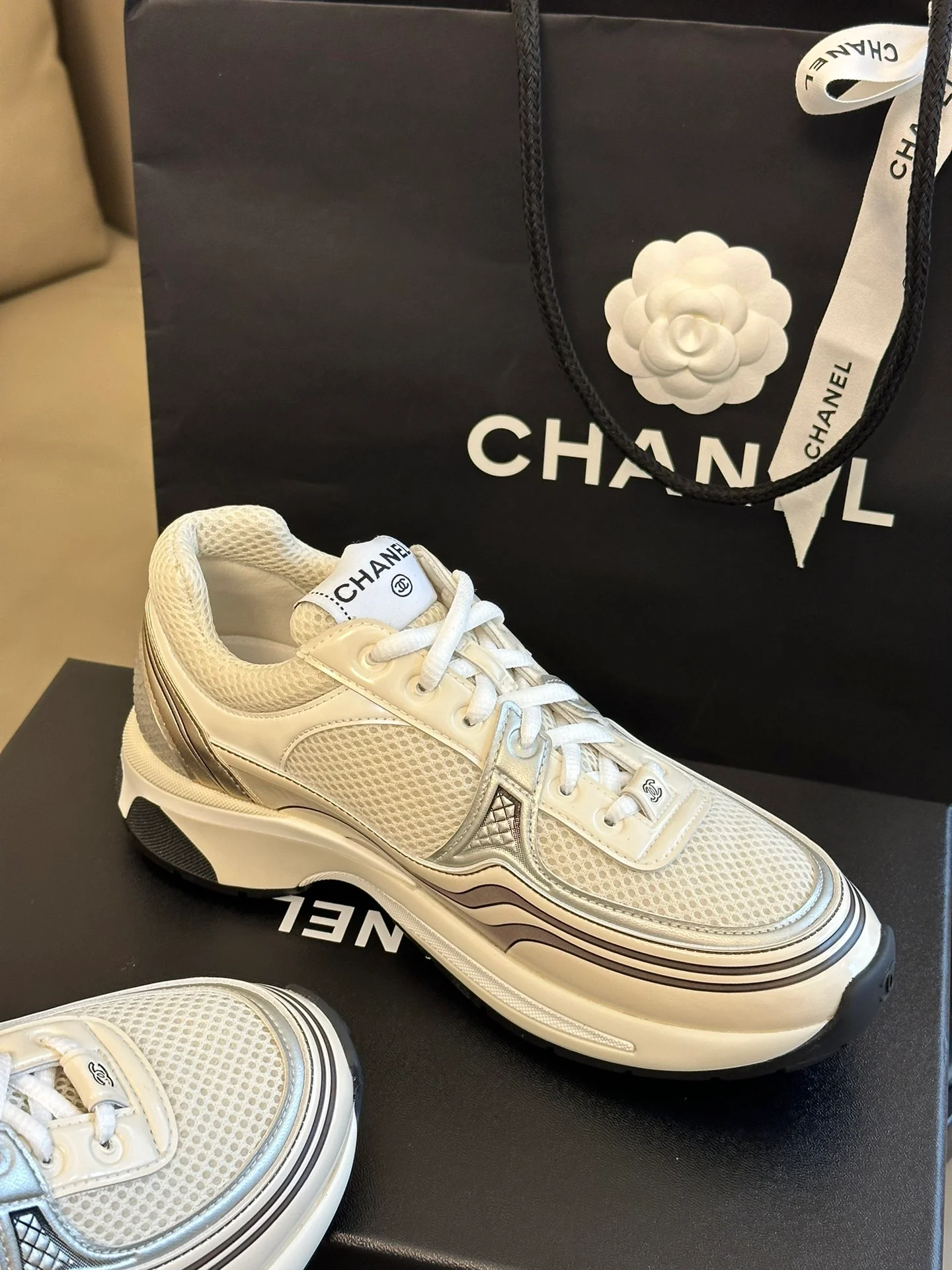 Новинка сезона осень/зима 2023 от Chanel - Кроссовки - Улучшенная версия - Золотистые и серебряные