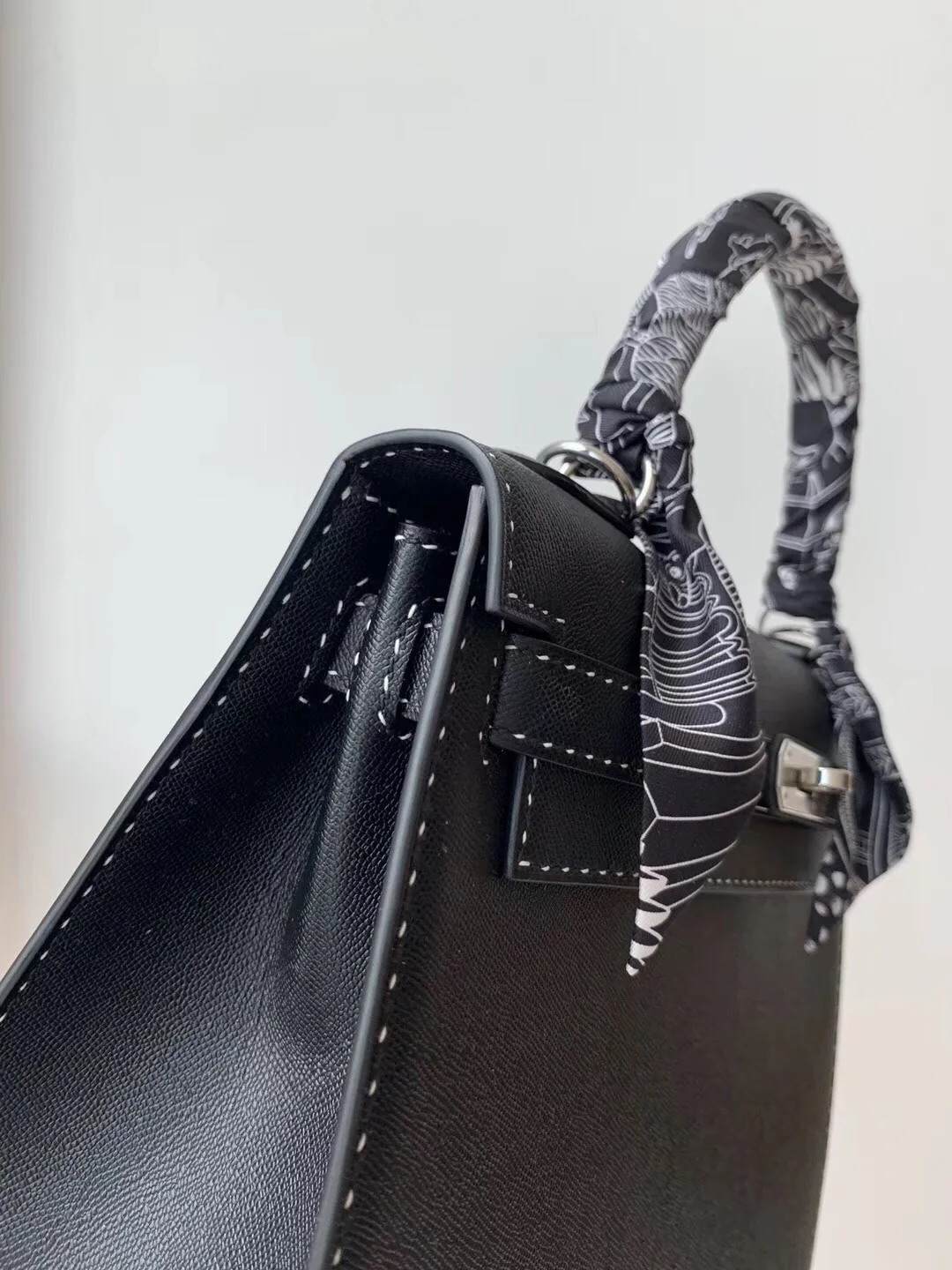 Сумка Hermes Limited Edition Miss You Kelly 28 — черная с серебряными пряжками — внешний шов