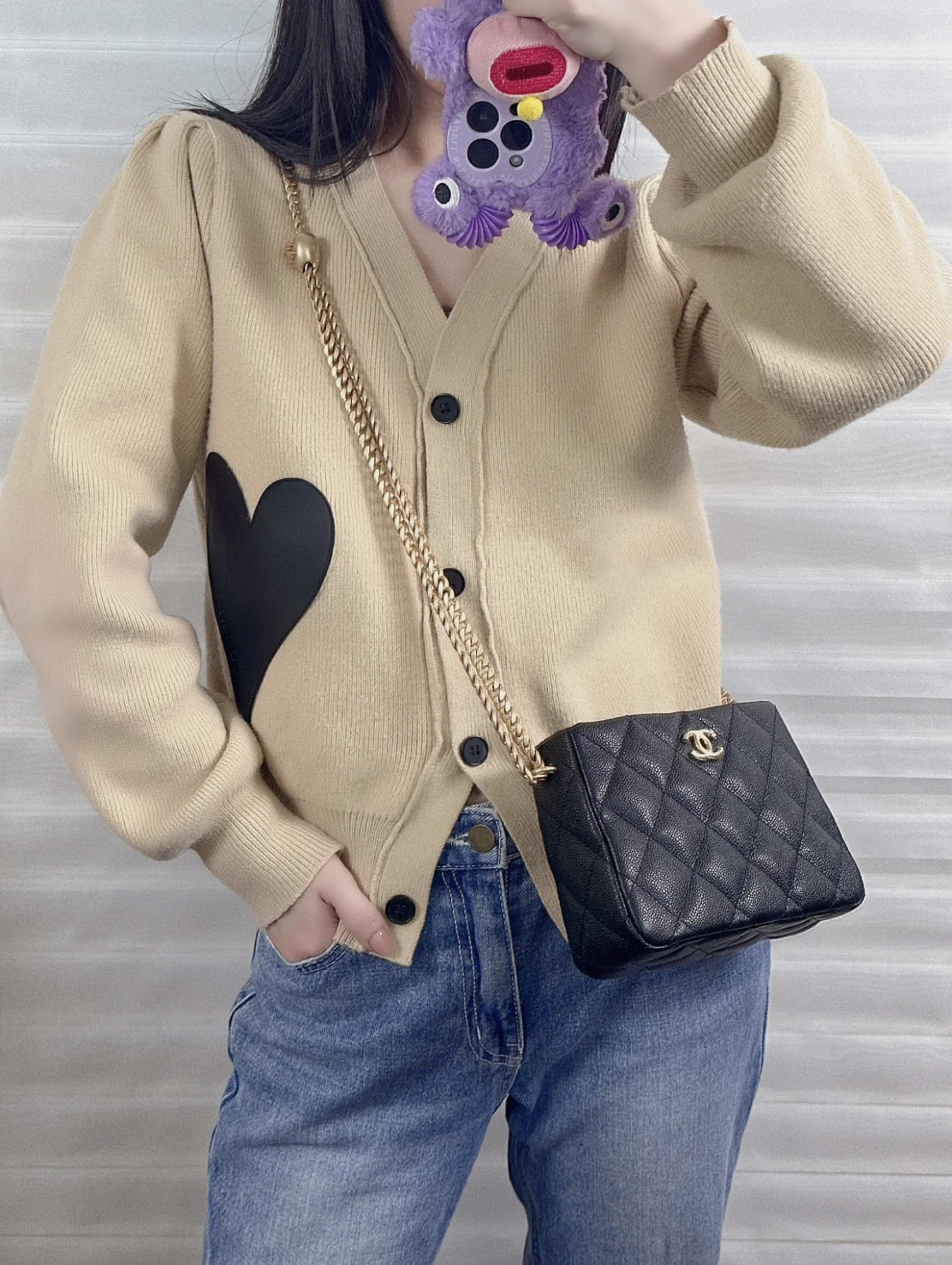 Новинка сезона весна/лето 2023 от Chanel - сумка-хобо в форме сердца - маленькая - черная - фотографии в действии.