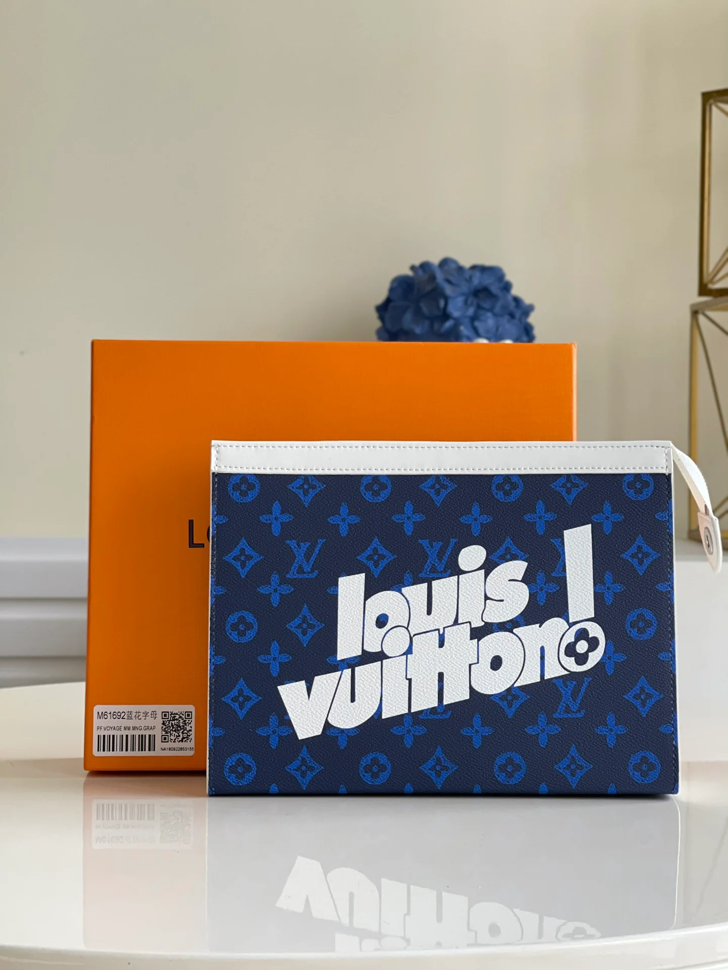 LV M61692 Синяя надпись - Классическая сумочка Pochette Voyage - Средняя сумка