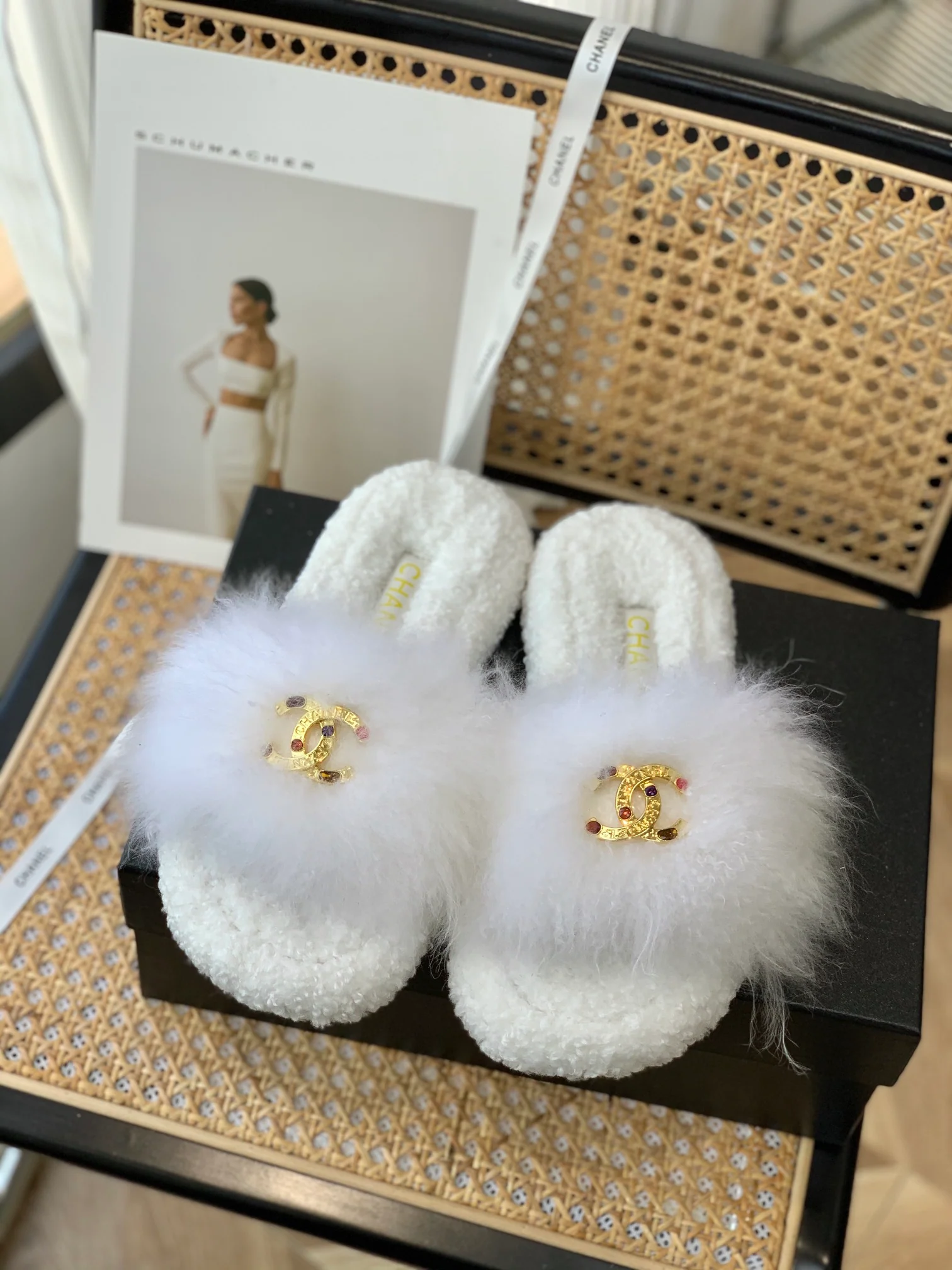 Тапочки Chanel с пряжкой из искусственного меха норки - белые