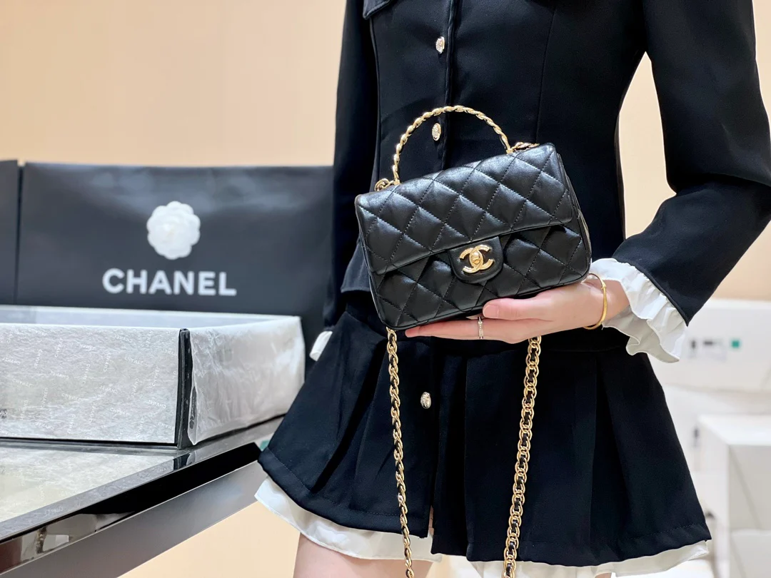 Новинка сезона весна/лето 2023 от Chanel - сумка из овечьей кожи CF - черная - 1 шт.