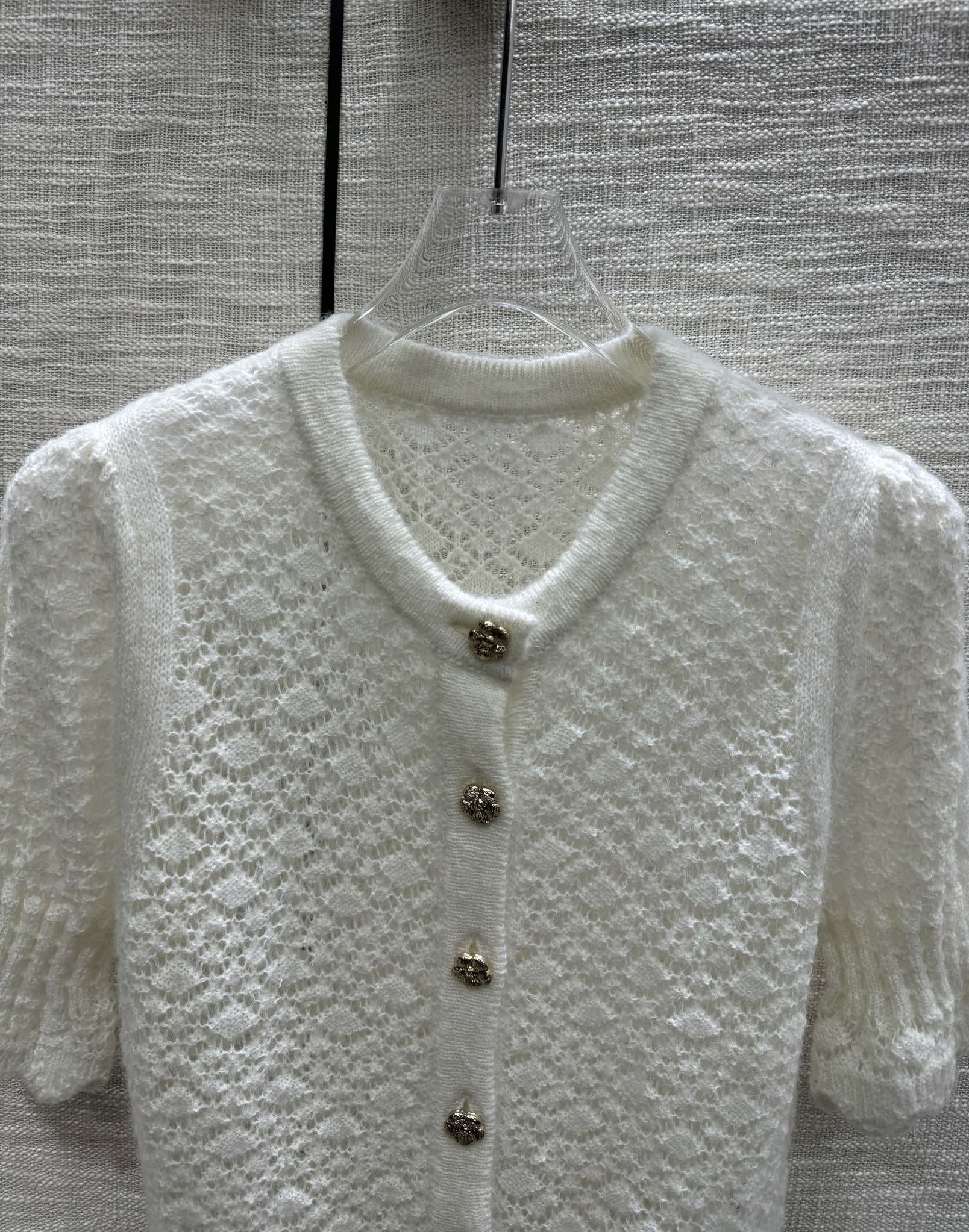 Chanel - 2403-24 Новинка ранней весны: вязаный кардиган с короткими рукавами и ажурным узором 