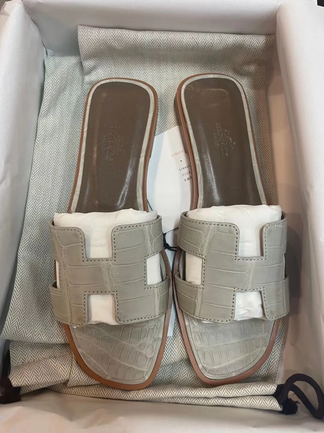 Тапочки Hermes с буквой H — Крокодиловая кожа — Серый