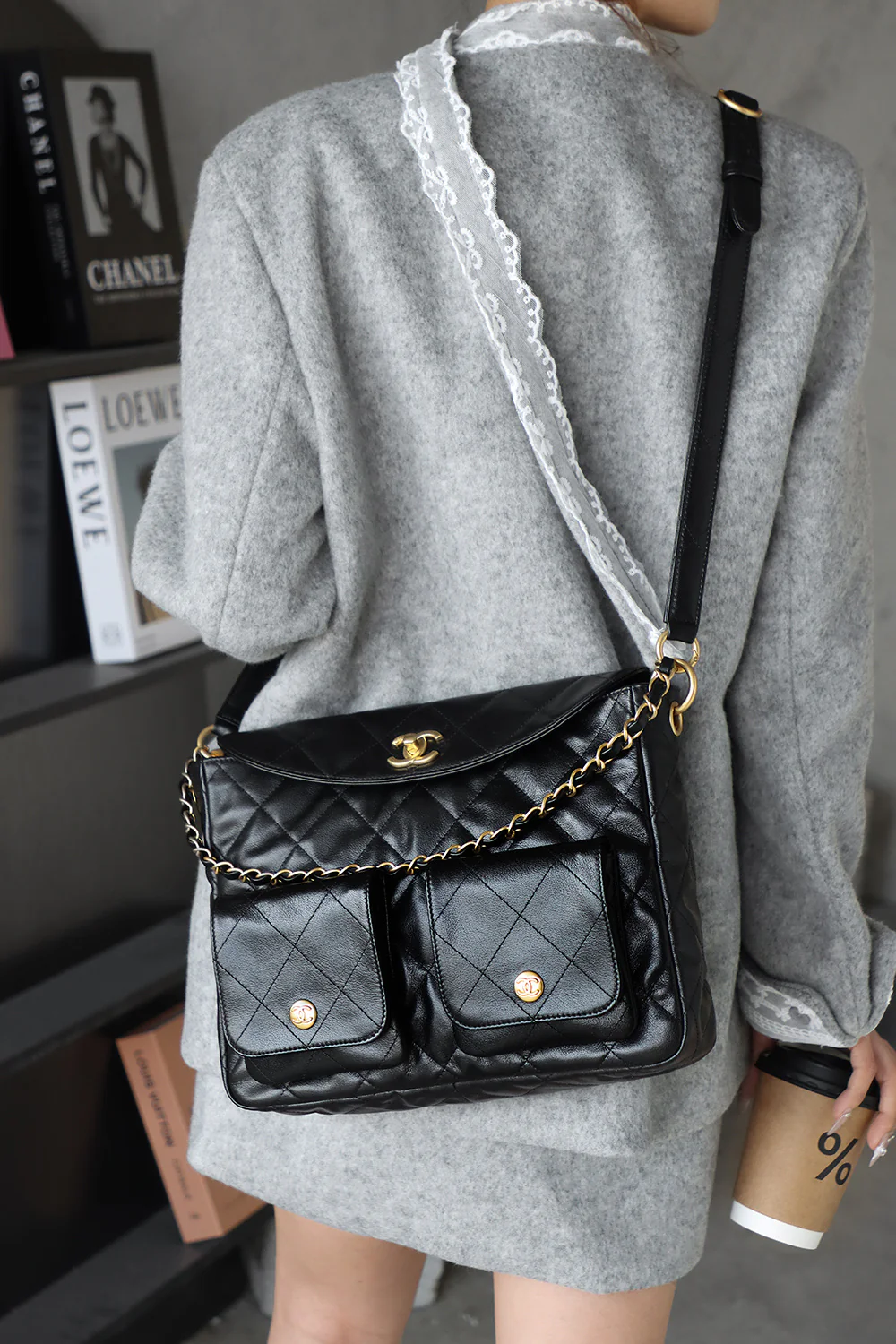 Сумка-хобо Chanel 24p Messenger, маленькая, черная, с золотой пряжкой.