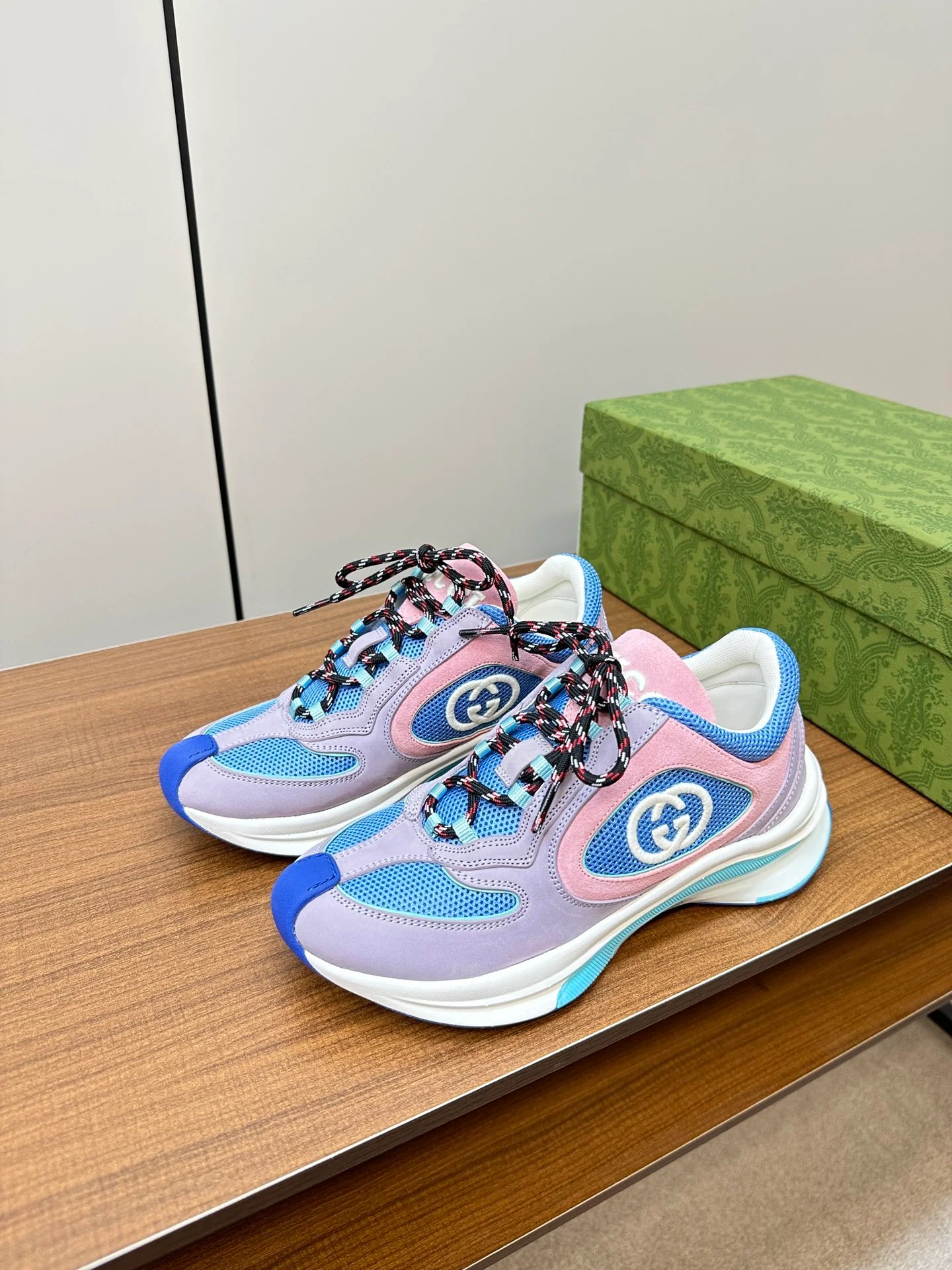 Новинка осенне-зимней коллекции Gucci 2023 — Однотонные вязаные кроссовки — Унисекс — Сине-розовые