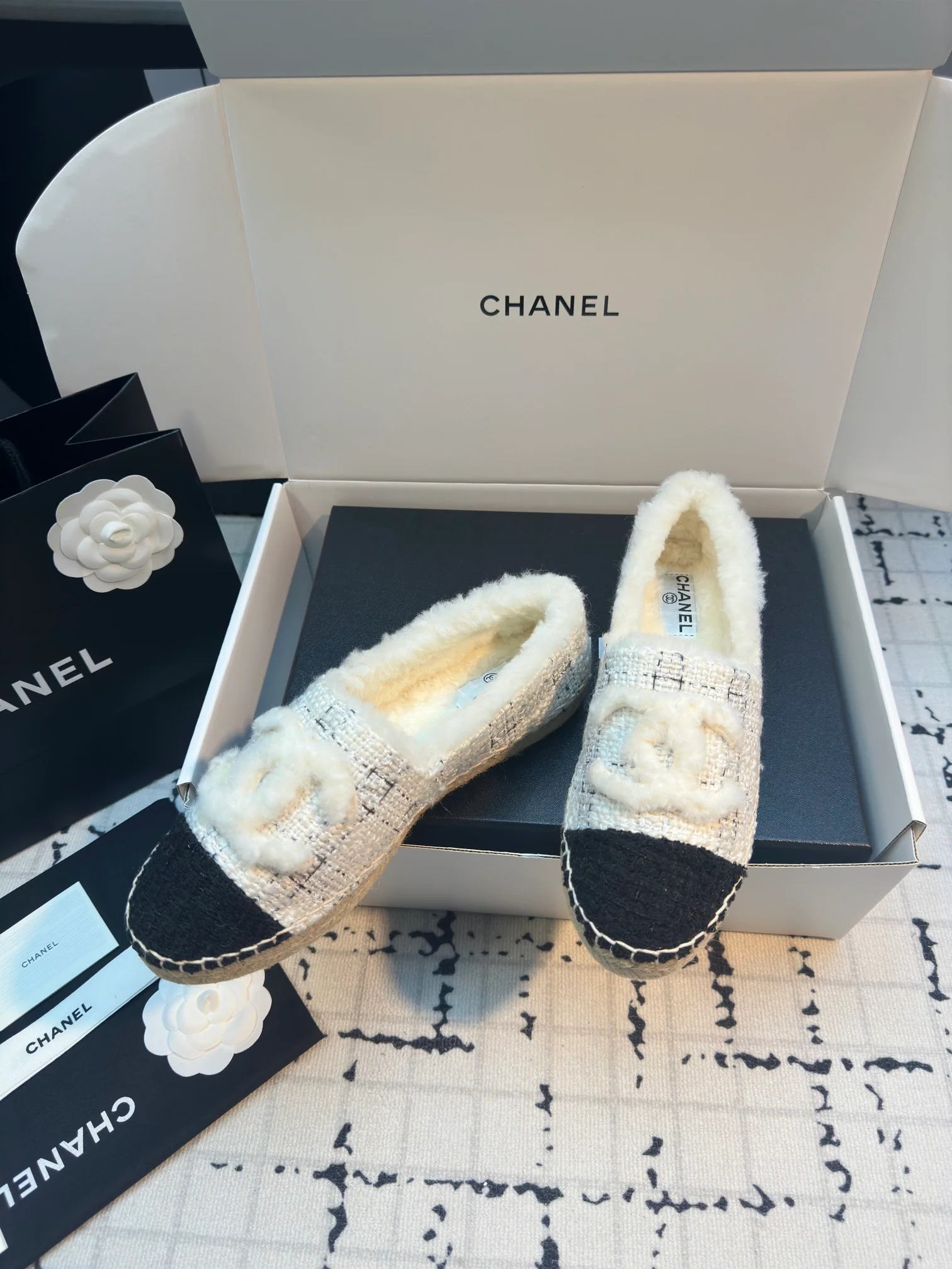 Двухцветные рыбацкие туфли Chanel 2024 - белые