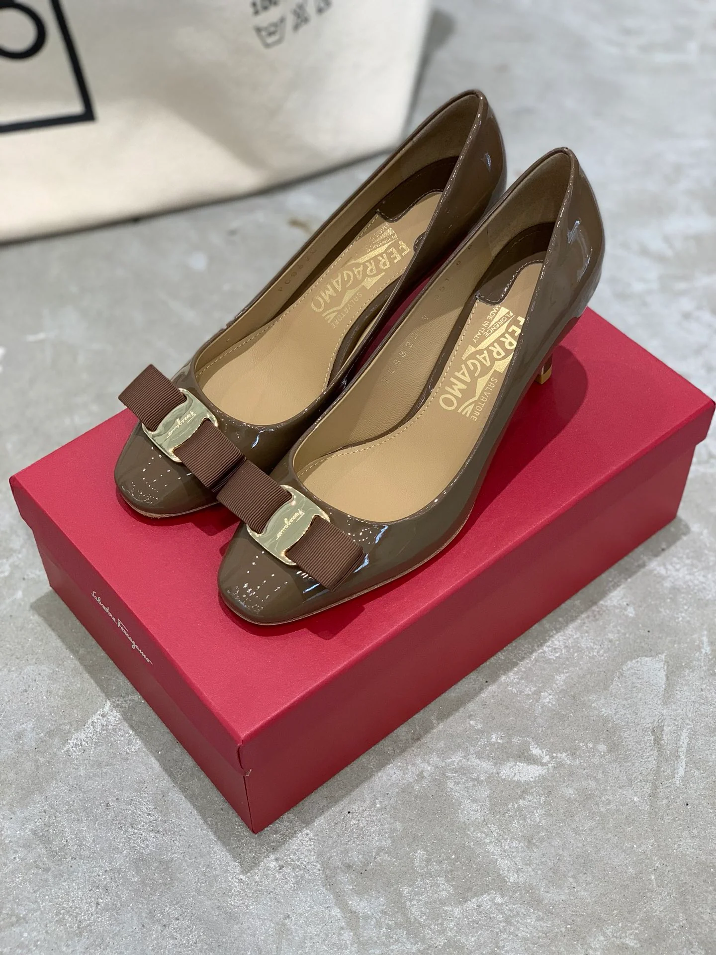 Salvatore Ferragamo - Коричневые туфли на высоком каблуке